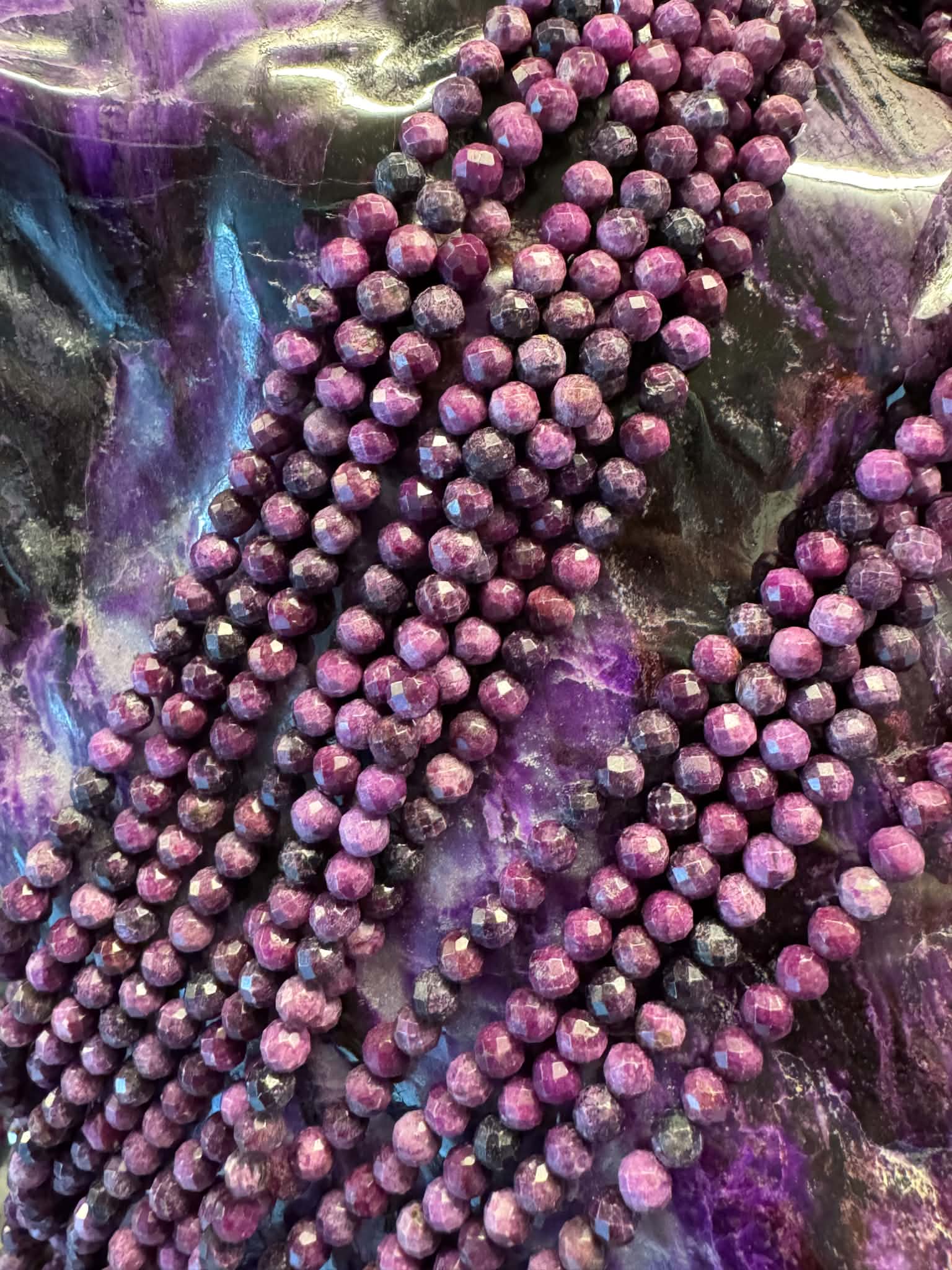 Sugilith Kugelstränge facettiert 3mm, Schmuckqualität Südafrika