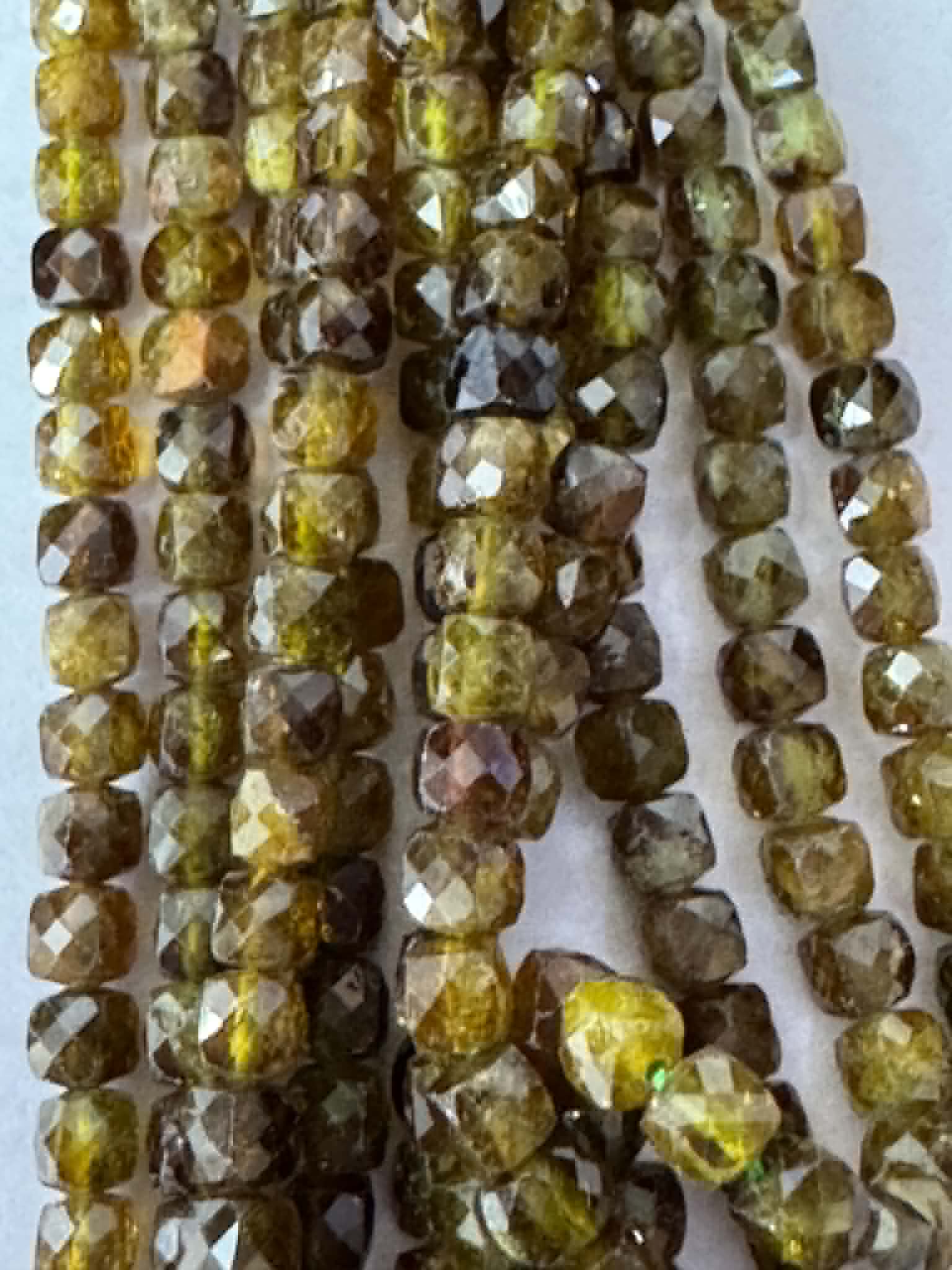 Brin de tsavorite en cubes facettés de 4 mm