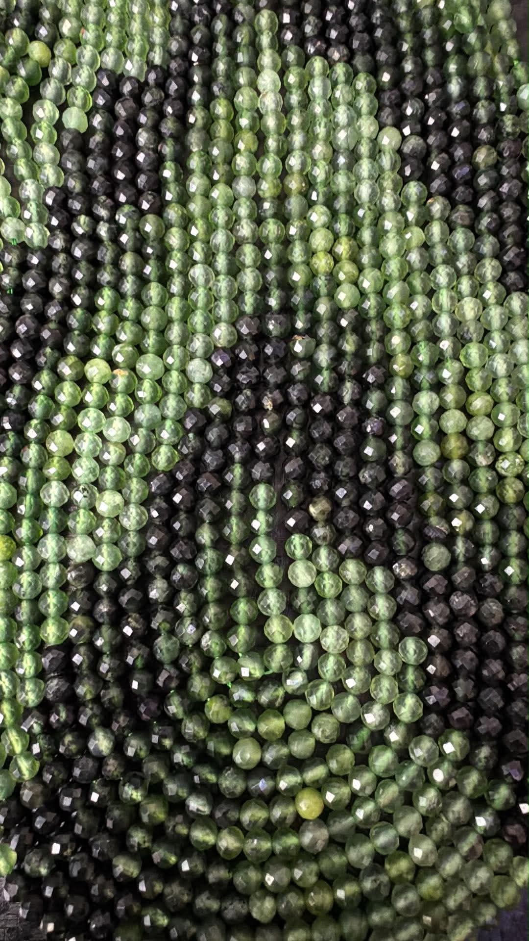 Tourmaline verte, facettée 4 mm, dégradé de couleur