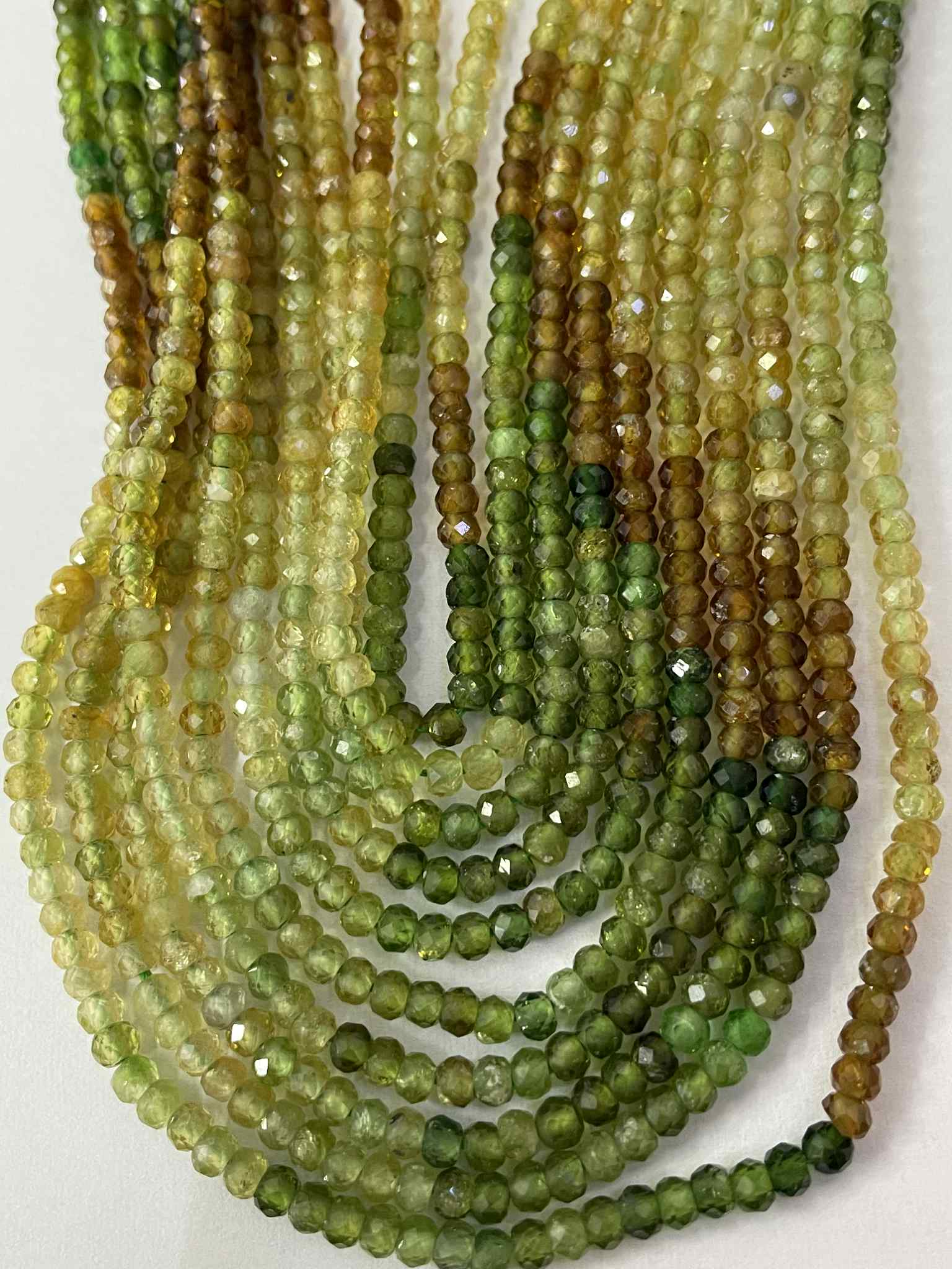 Turmalin grün / gelb ca 3mm flach facettiert