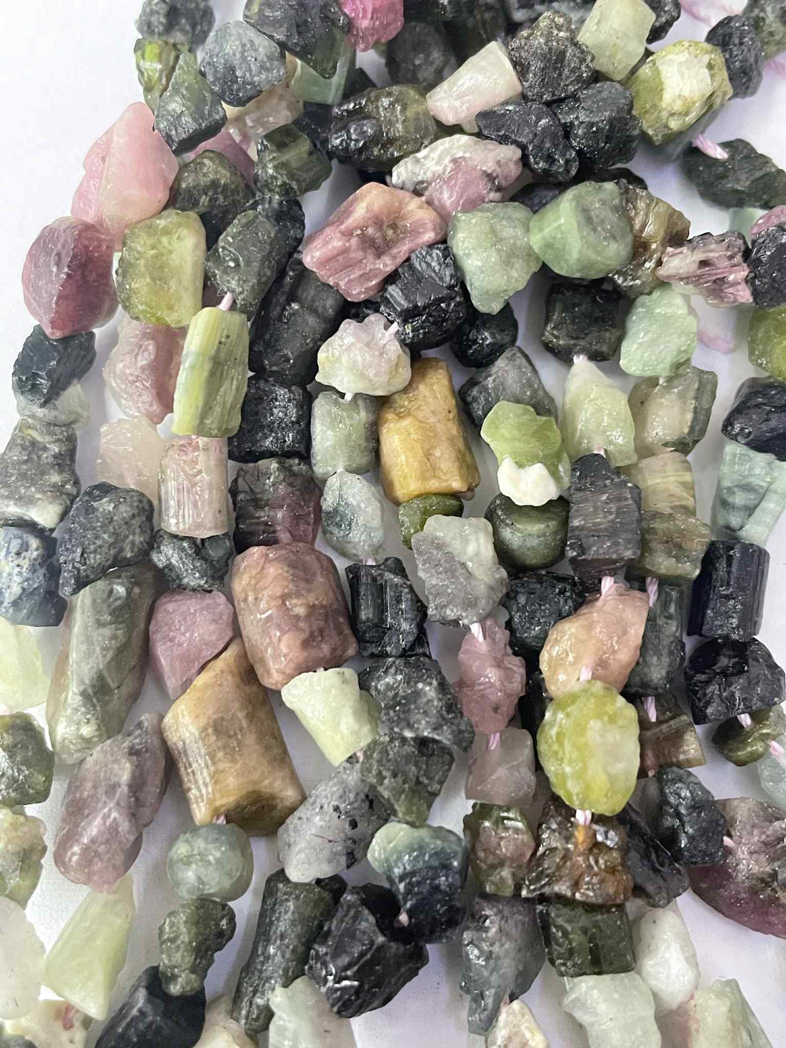 Turmalin Rohstein strang farbig, roh