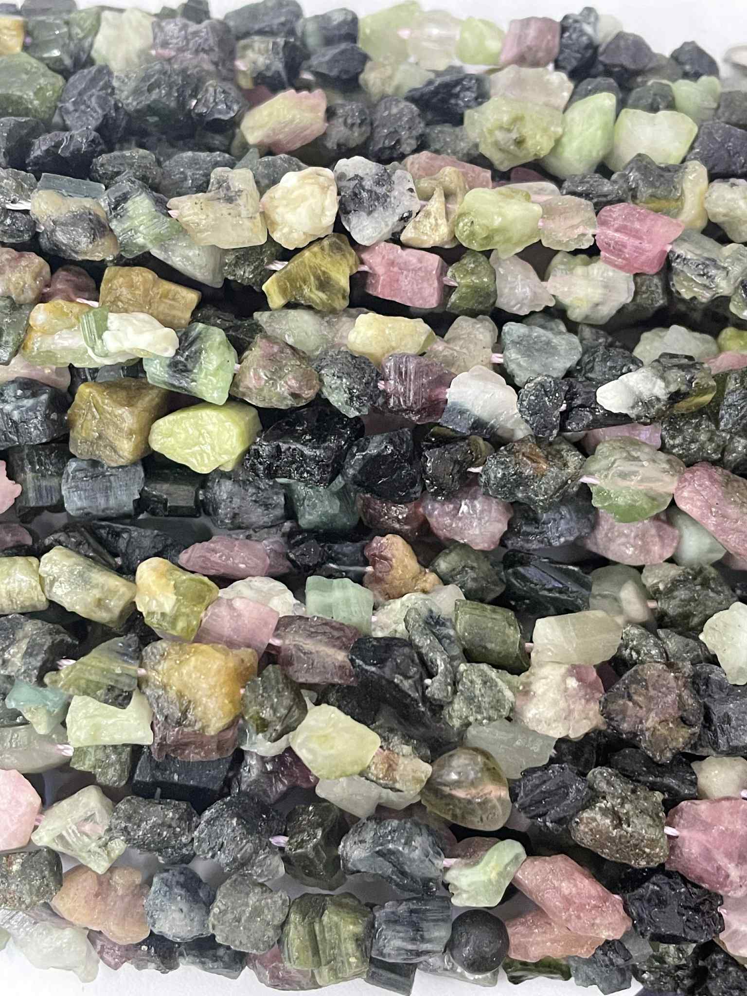 Turmalin Rohstein strang farbig, roh