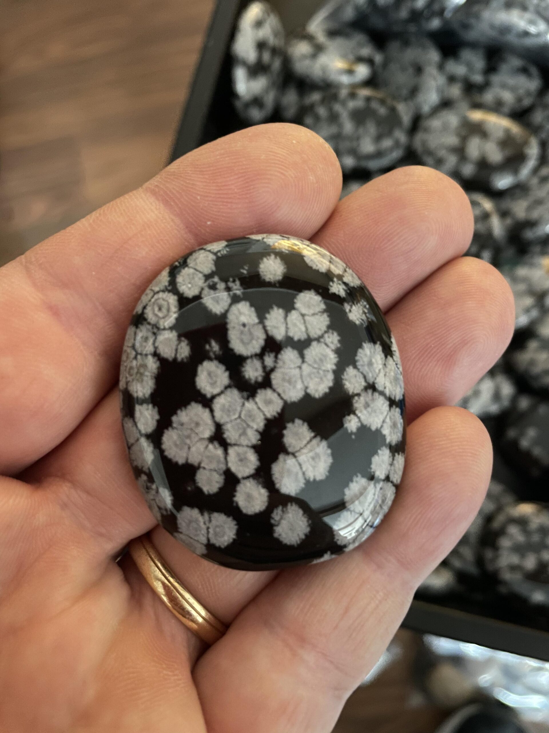 Schneeflocken Obsidian Handschmeicher G Ambra Minerals