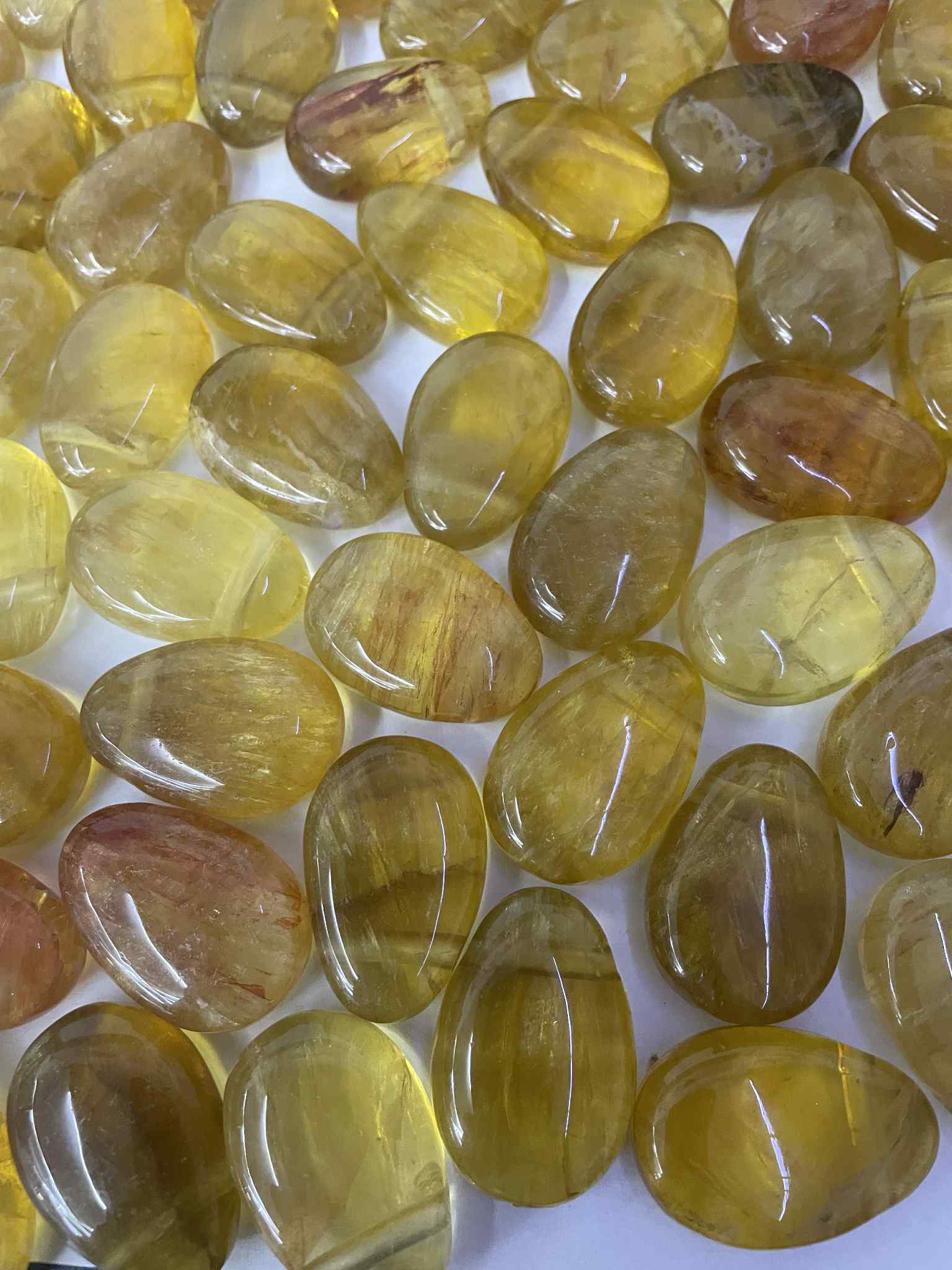 Fluorite jaune roulée avec trou traversant