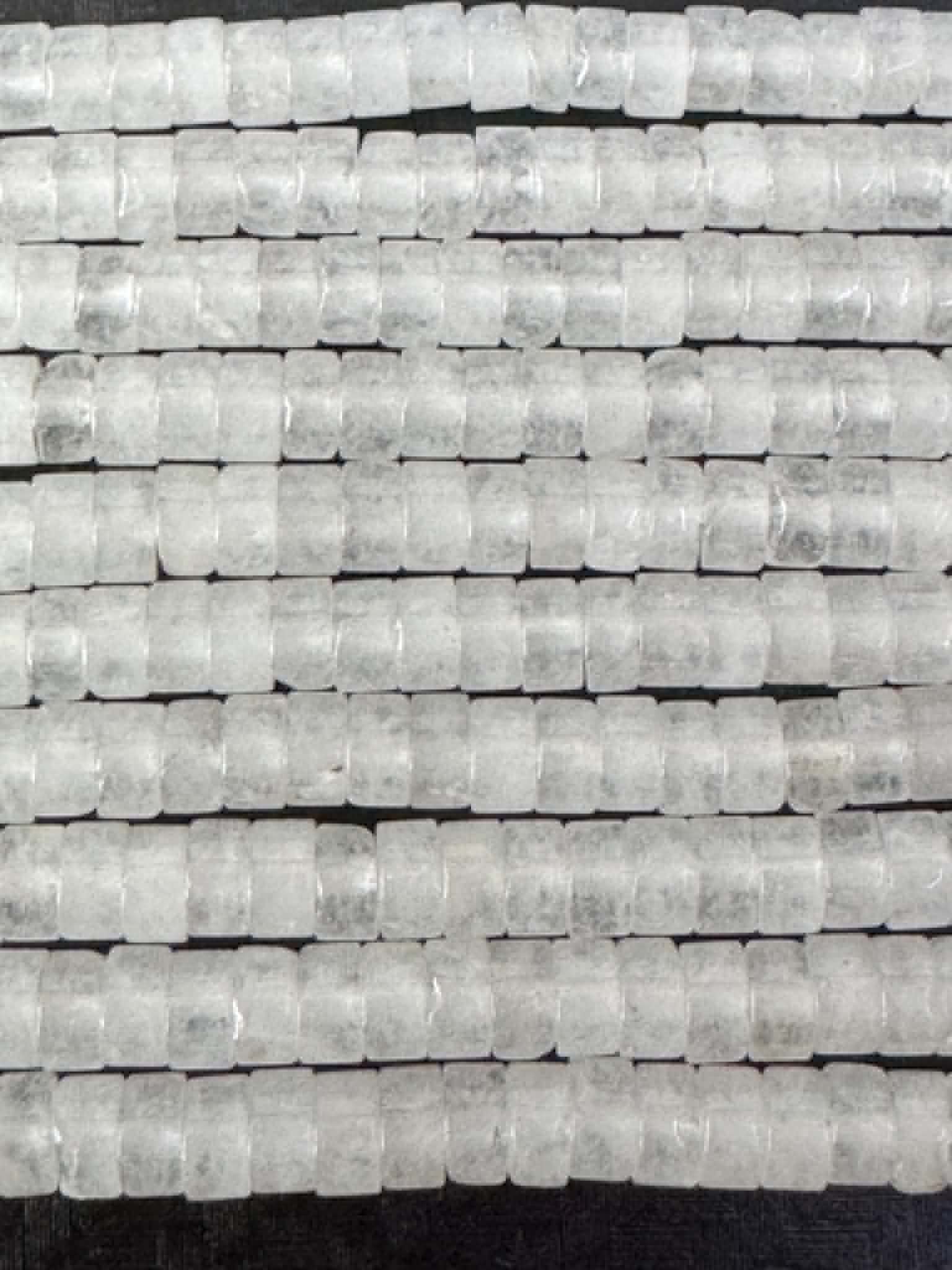 Jade blanche, fil de perles cylindriques d’env. 4 mm