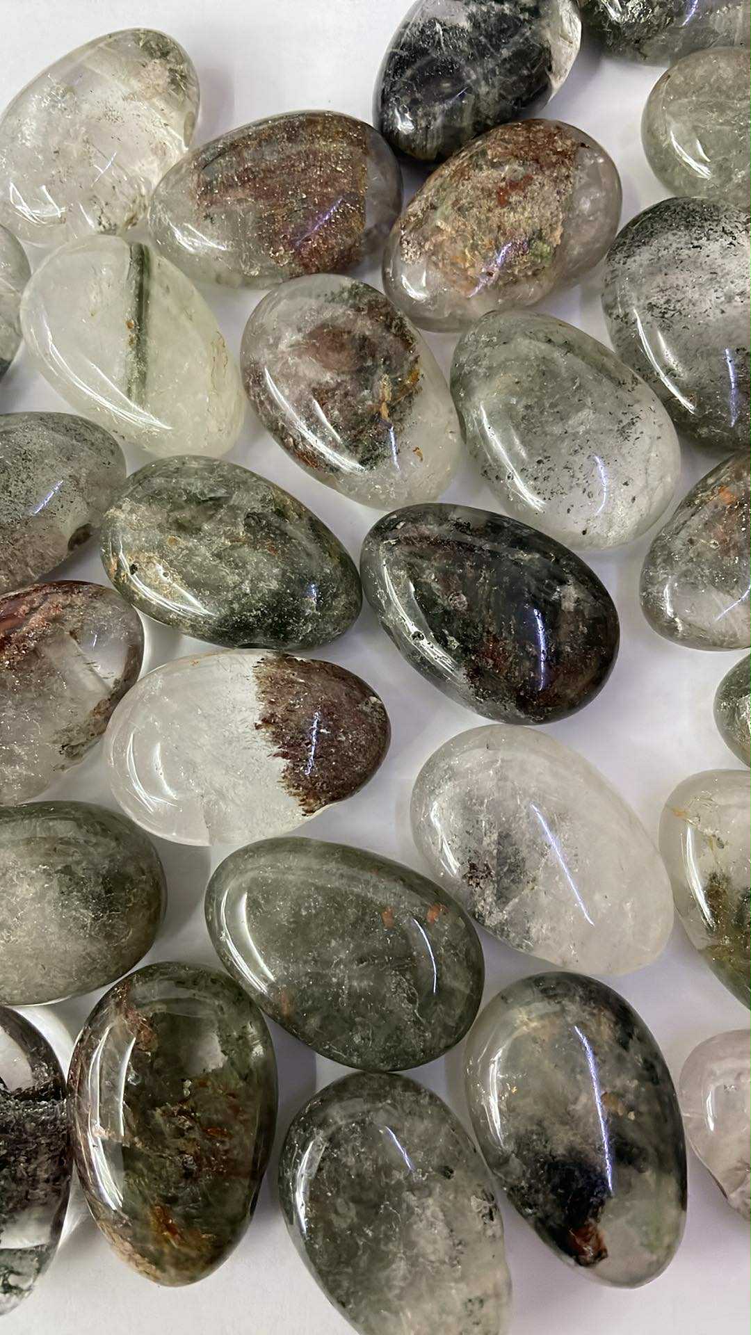 Pendentif percé en quartz fantôme poli