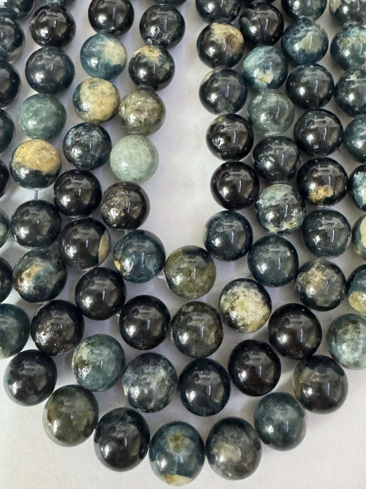 Tourmaline bleue, rang de perles rondes 8 mm