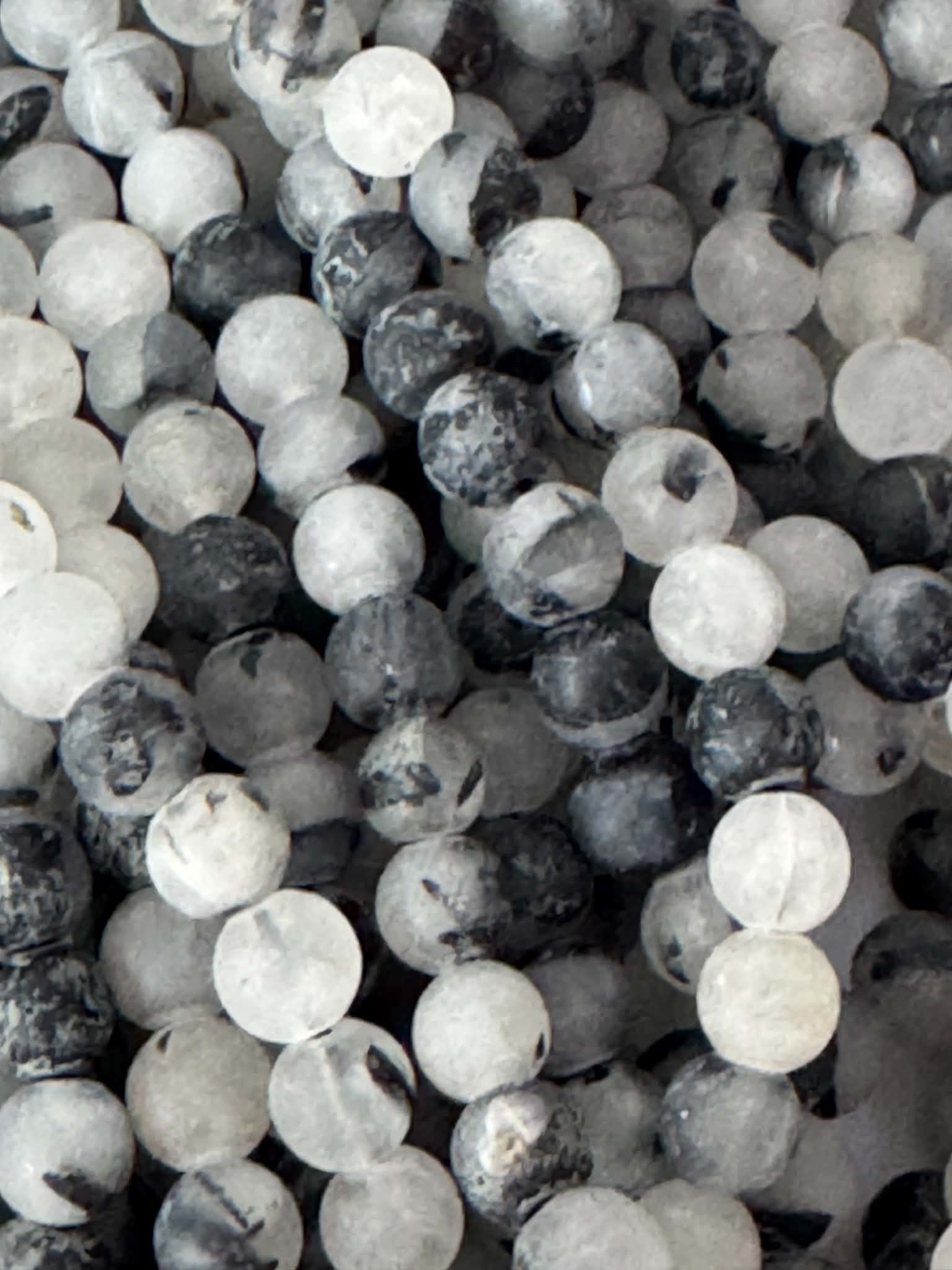 Quartz tourmaliné mat, perles rondes 4 mm.