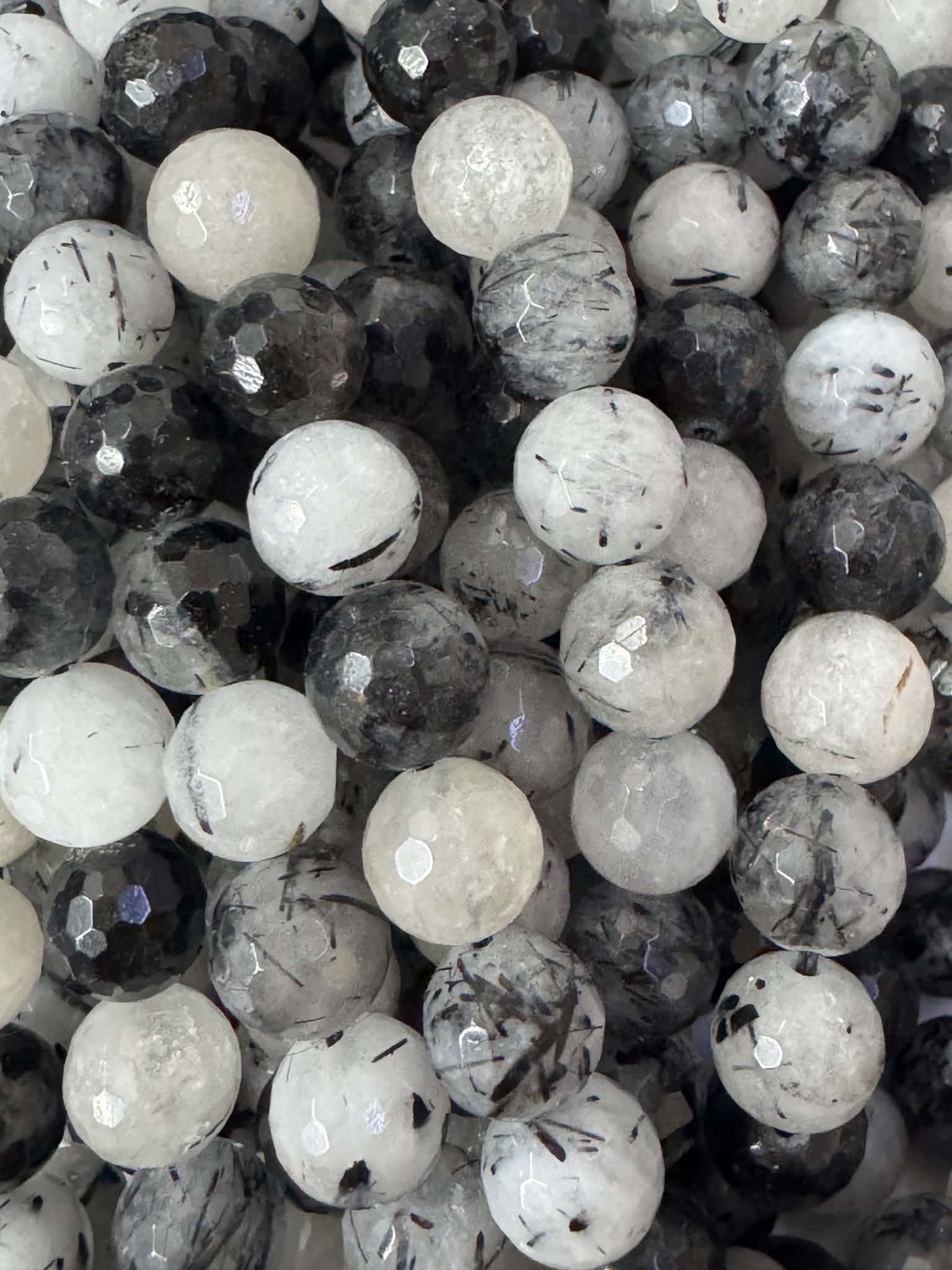 Quartz tourmaliné, perles rondes facettées 8 mm.