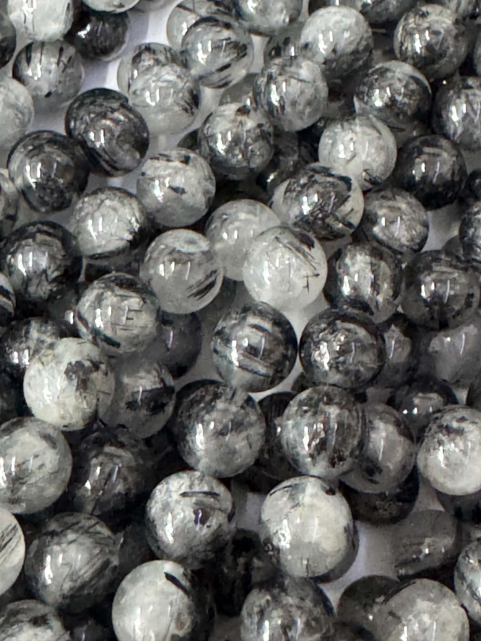 Quartz tourmaliné, perles rondes 10mm.
