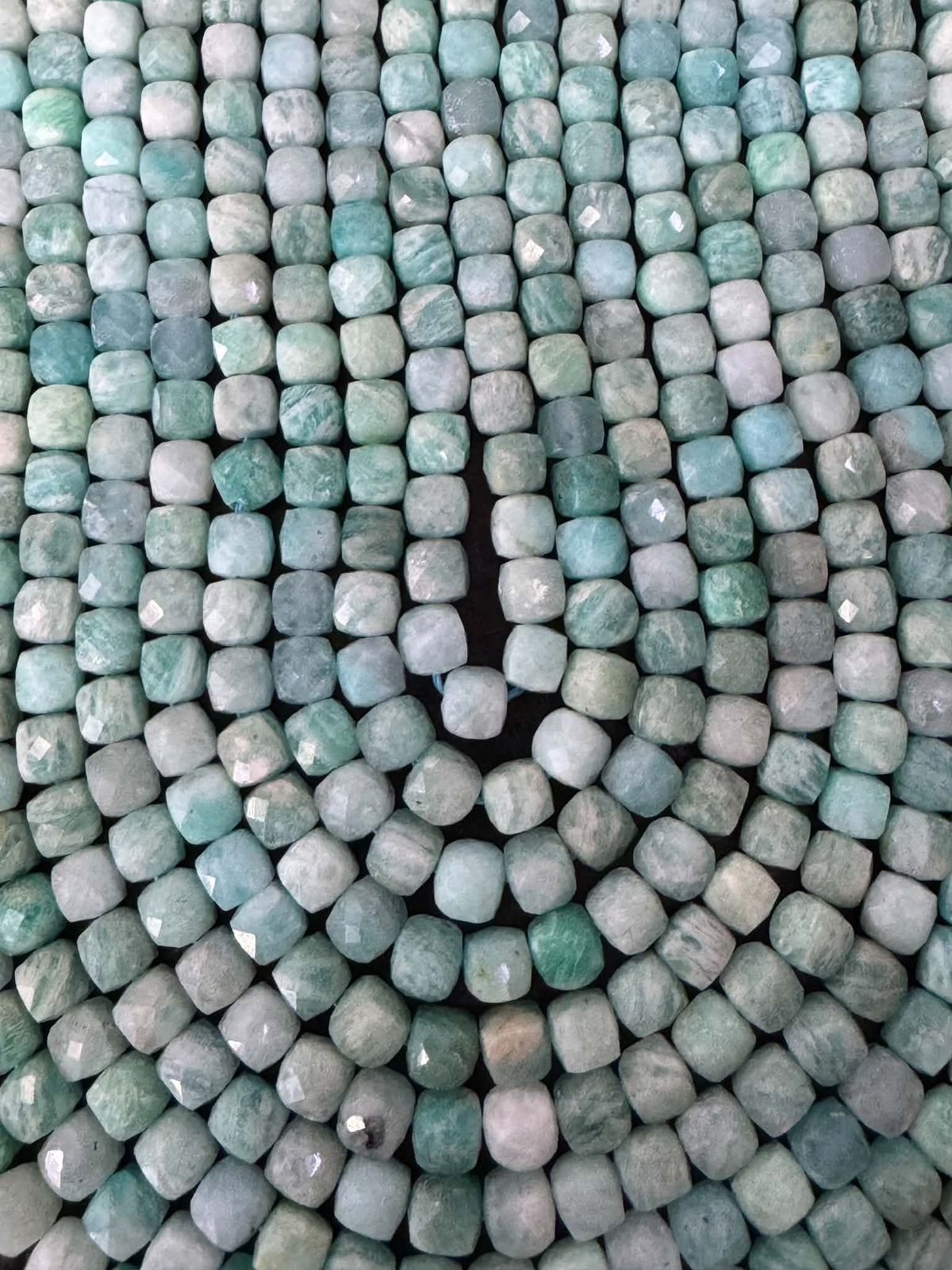 Fil d’amazonite claire, cubes facettés 4 mm