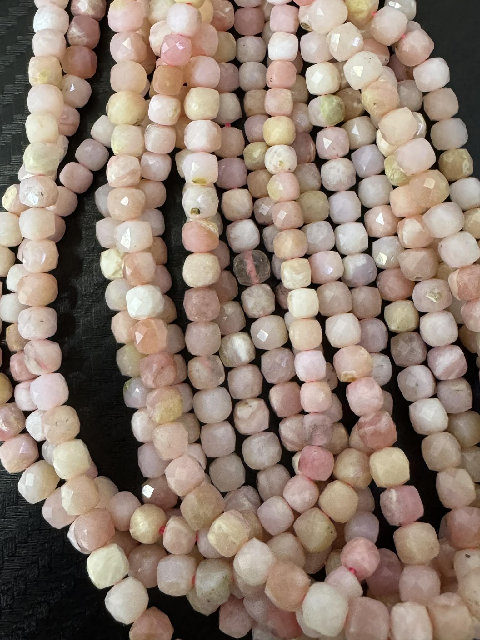 Anden Opal rosa Würfelstrang ca.4.5 mm x 4.5mm