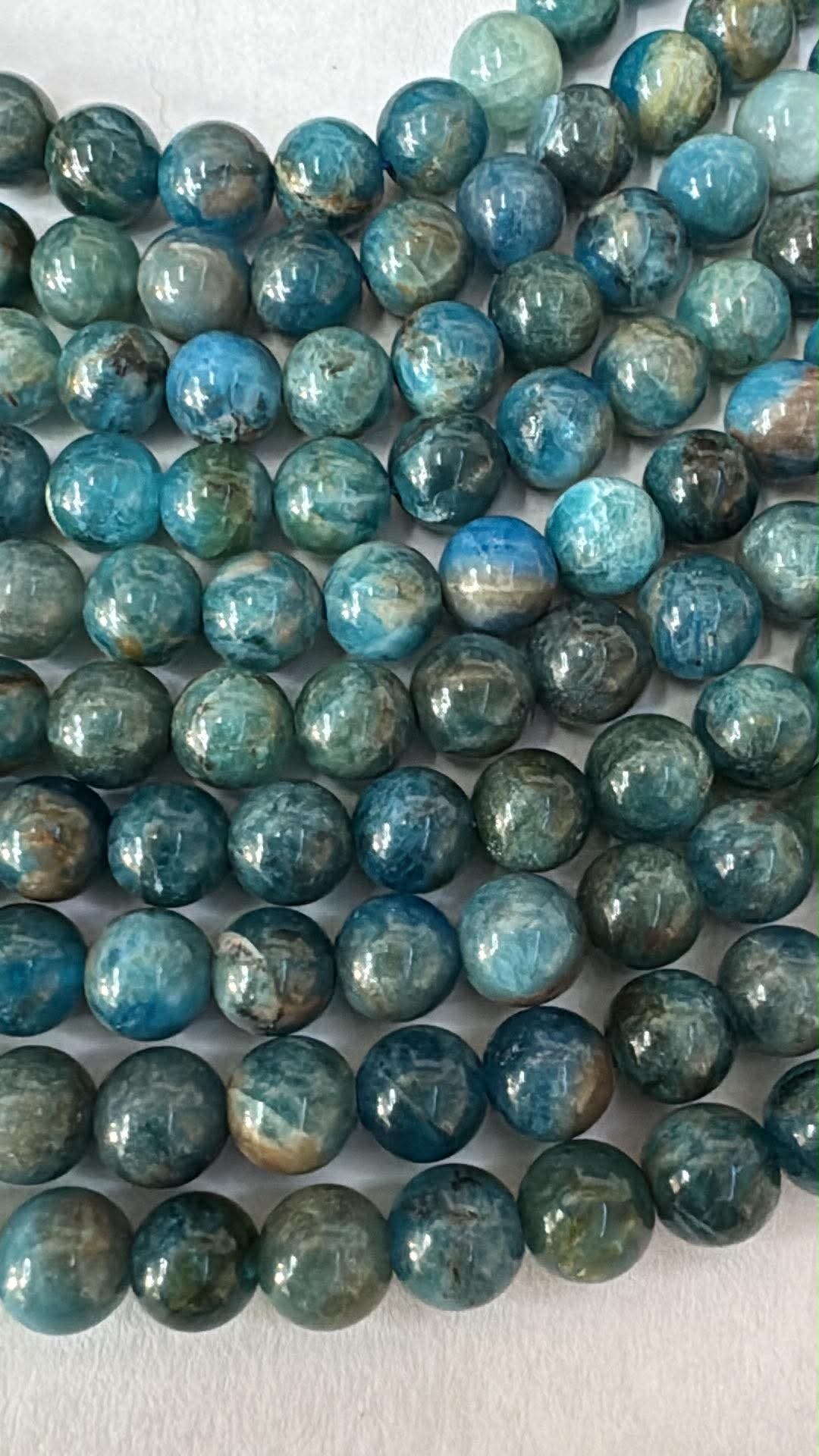 Fil de perles d'apatite bleue de 6 mm