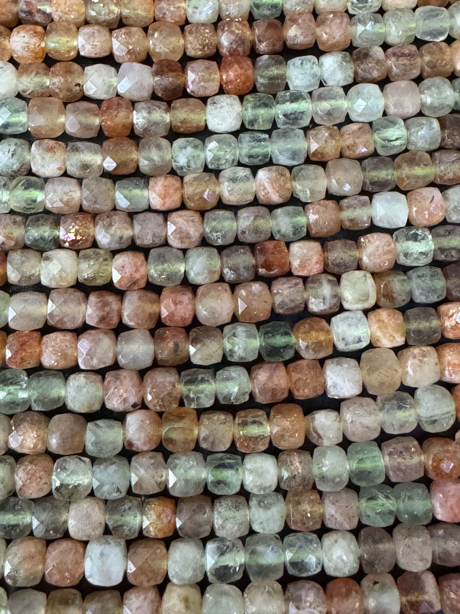 Pierre de soleil d’Arusha, rang de cubes facettés, env. 4 mm