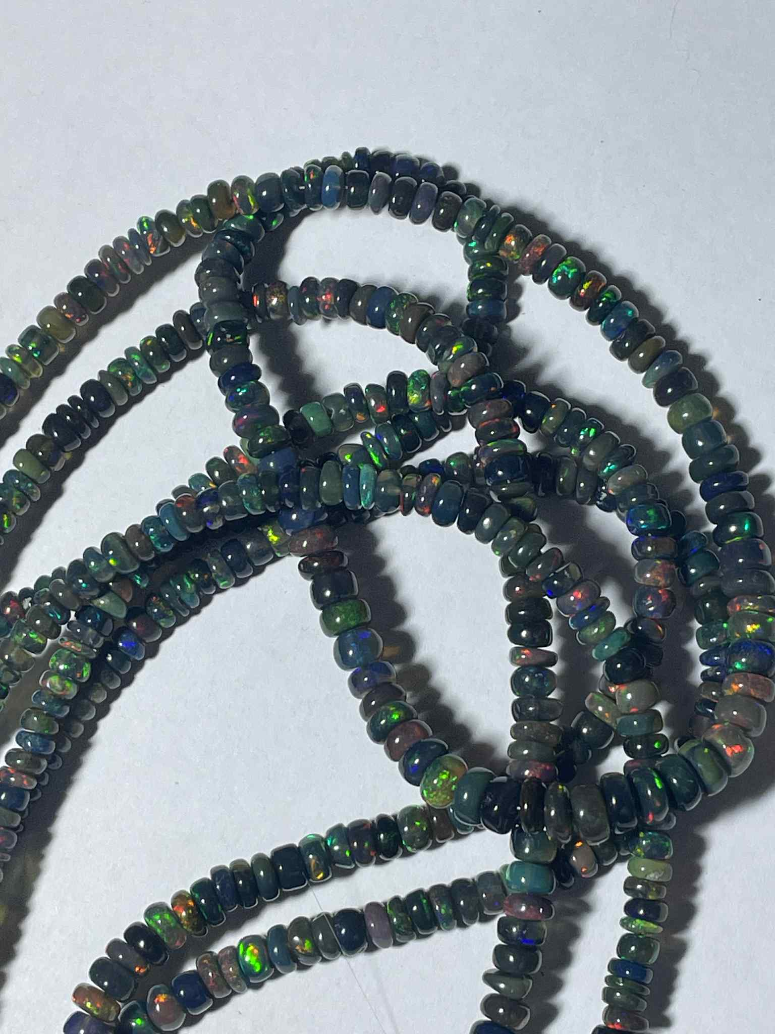 Rondelles d'opale noire d'environ 3 à 5 mm TOP