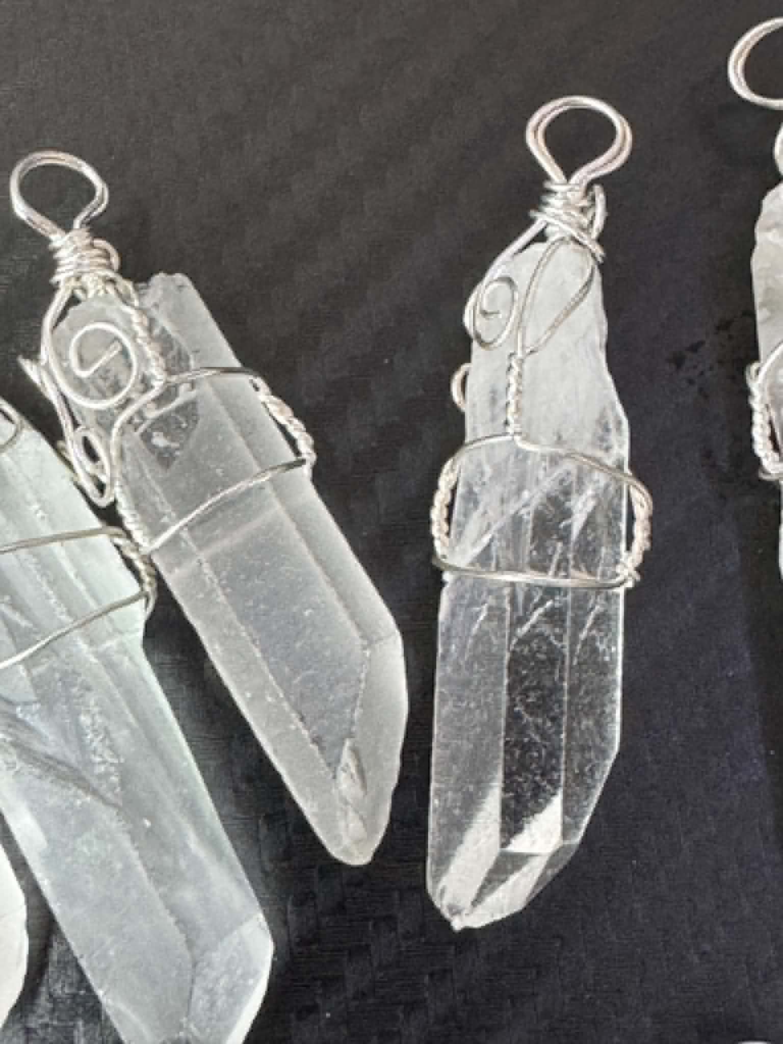 Pendentif en cristal de roche serti dans du fil métallique