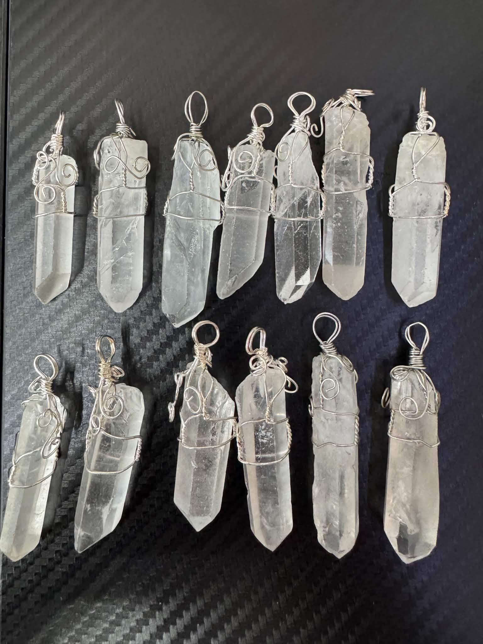 Pendentif en cristal de roche serti dans du fil métallique