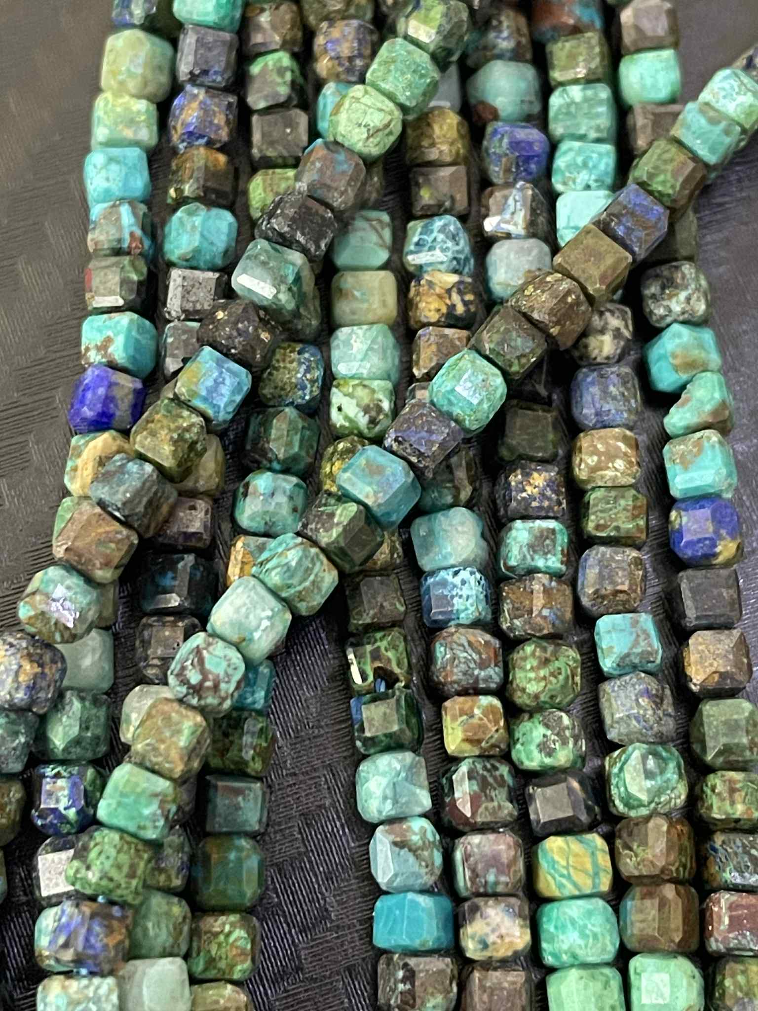 Cube de chrysocolle, environ 4 mm