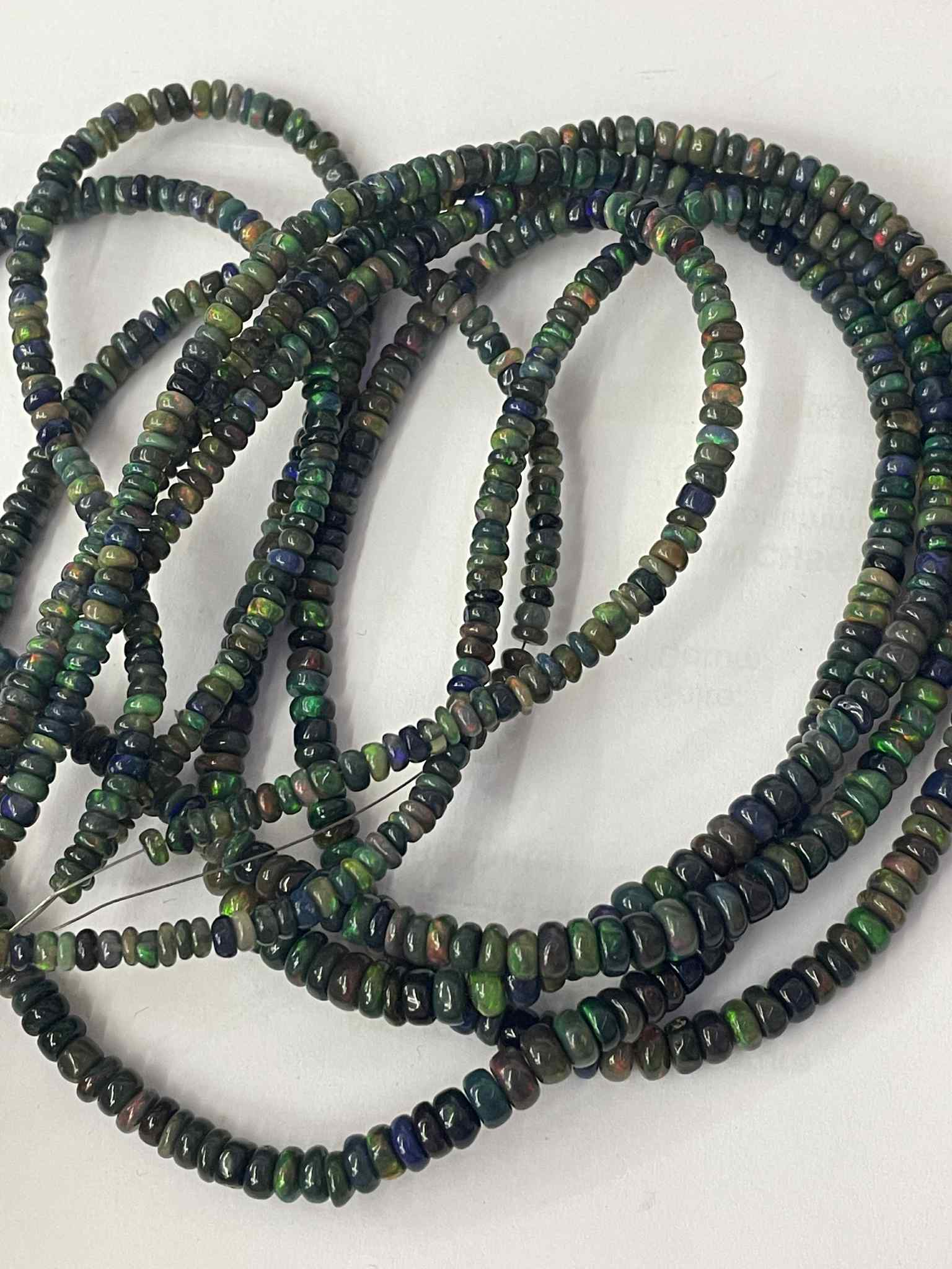 Rondelles d'opale noire d'environ 3 à 5 mm TOP