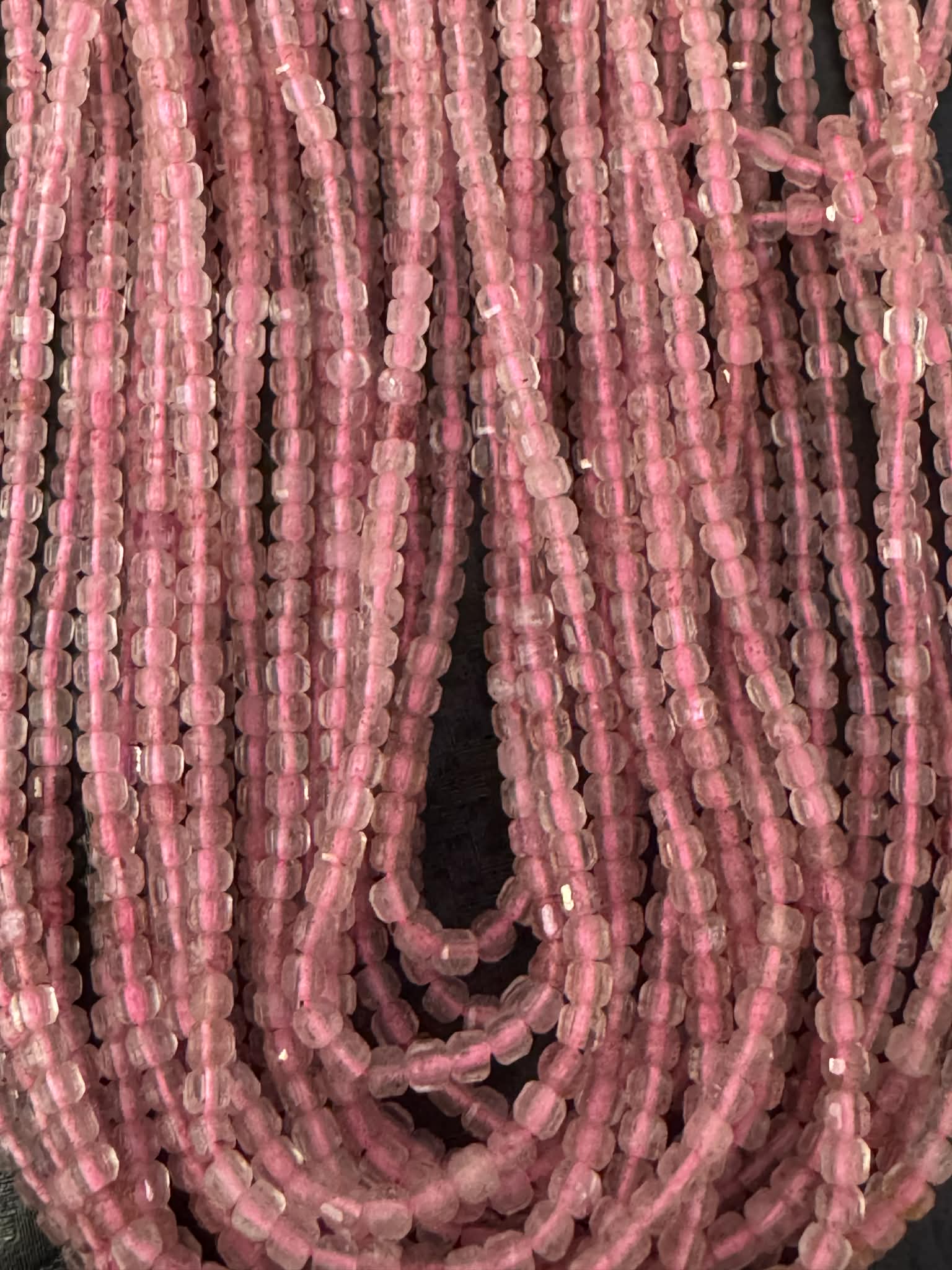 Erdbeerquarz Würfel ca. 3mm facettiert