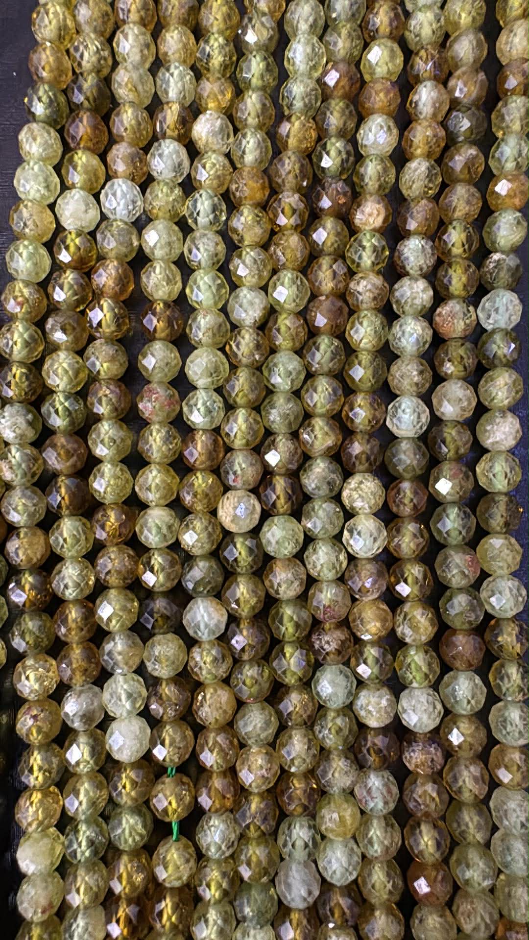 Grossular Granat grün Kugel ca. 4mm facettiert