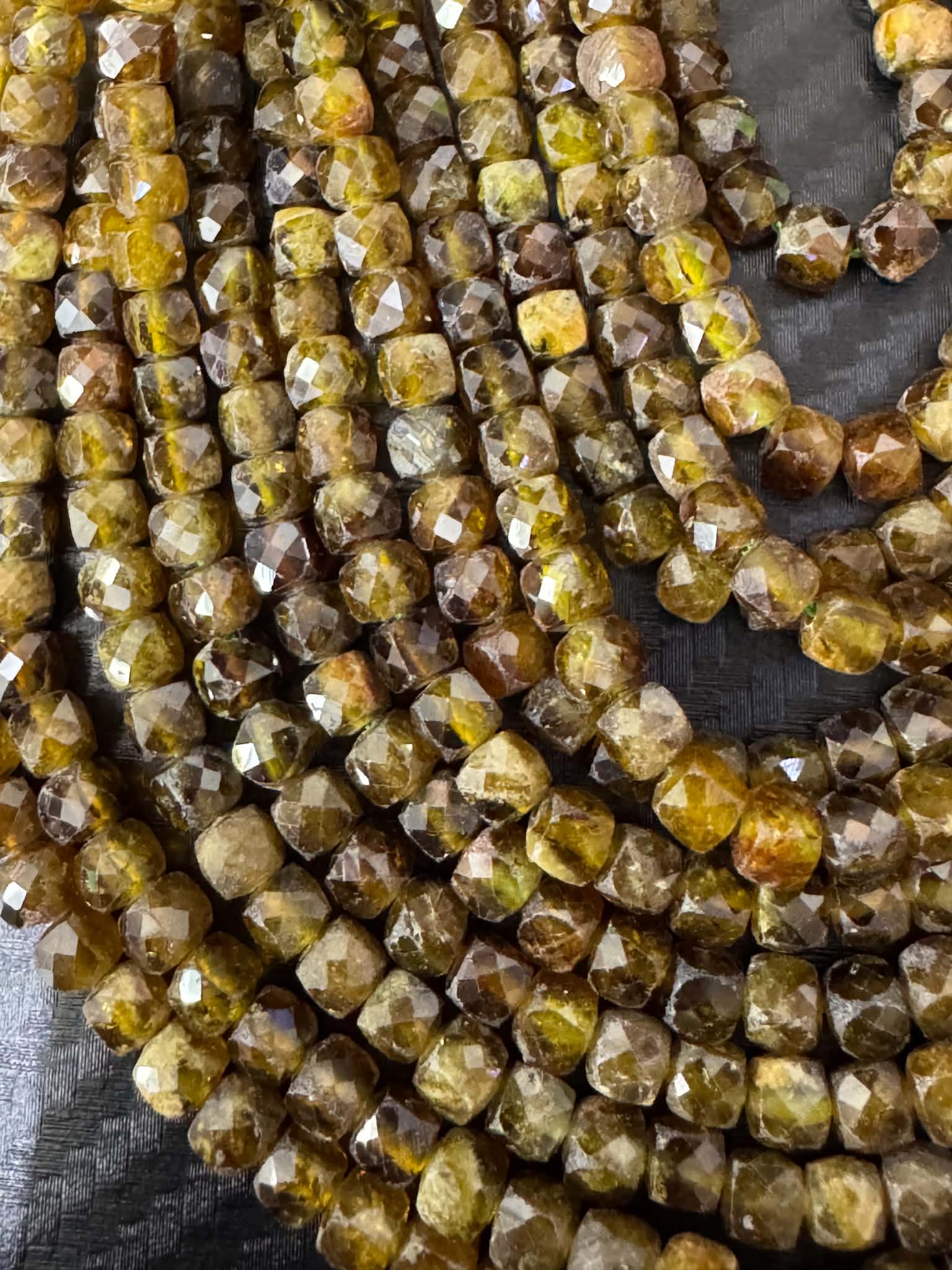 Collier de cubes de grenat vert facettés de 4 mm