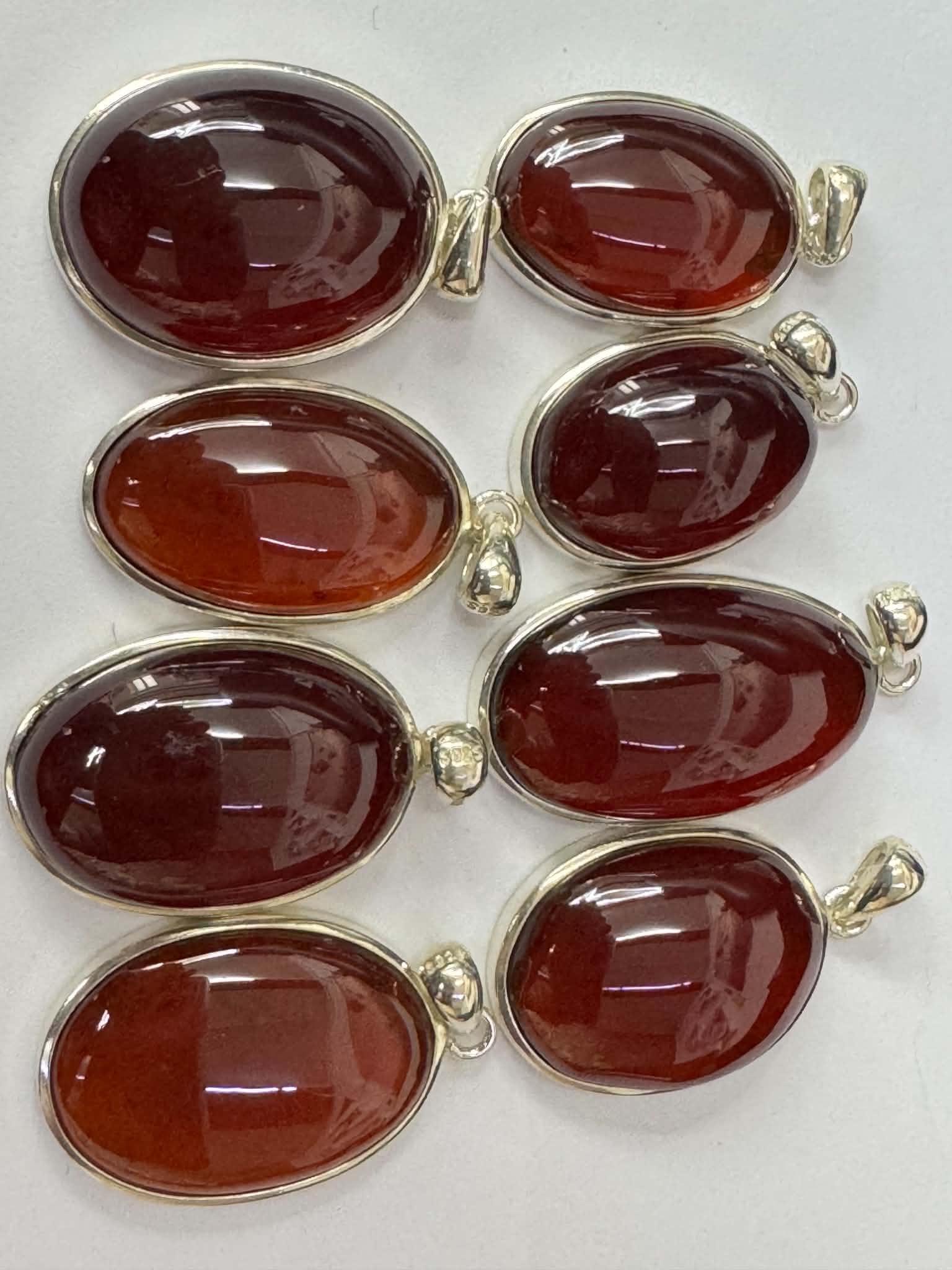 Pendentif goutte en grenat orange, monture en argent 925.