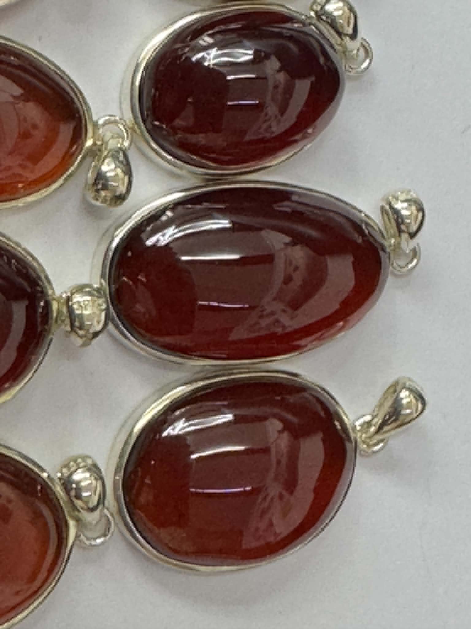 Pendentif goutte en grenat orange, monture en argent 925.
