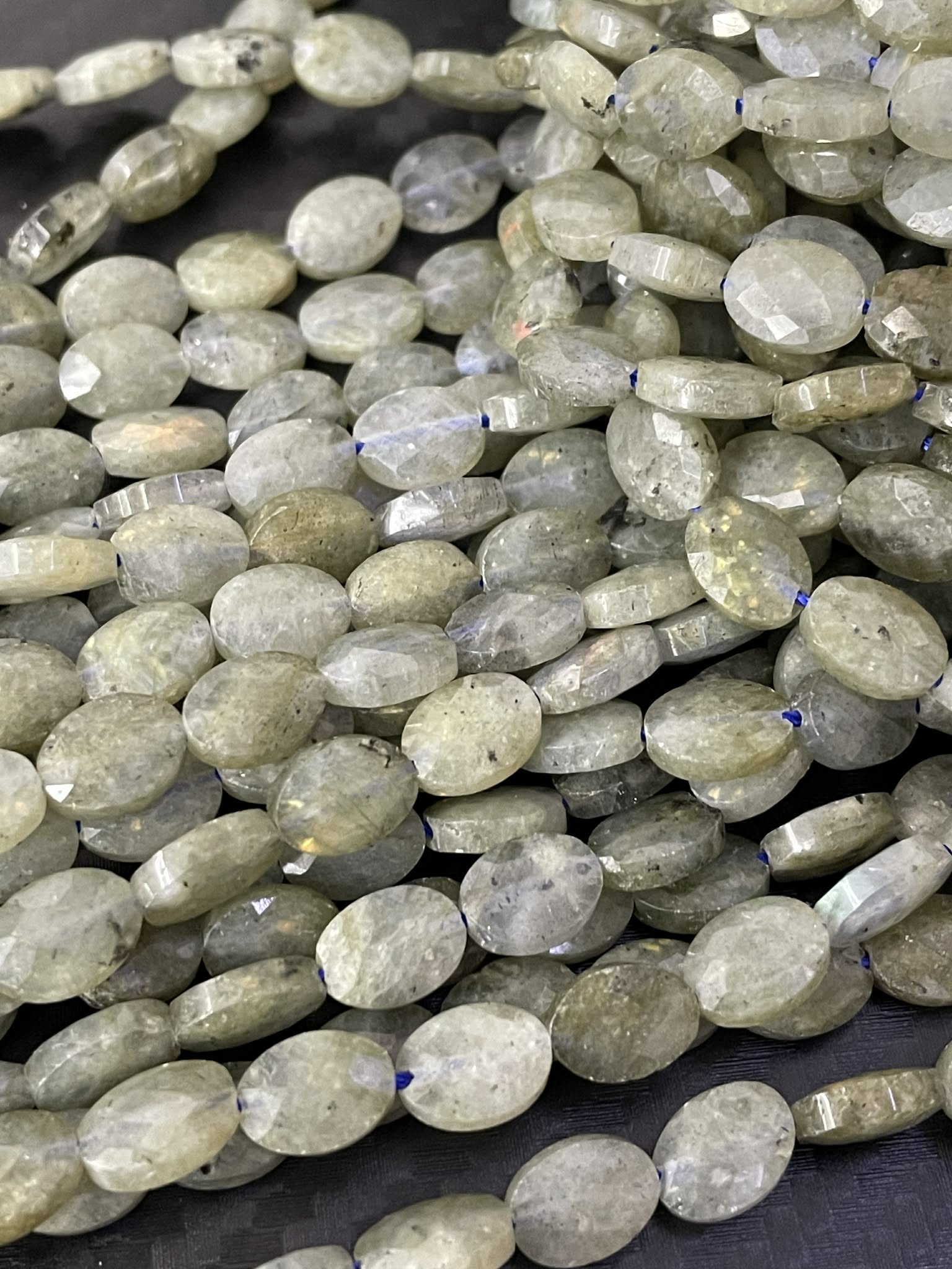 Labradorite environ 8 mm x 6 mm facettée