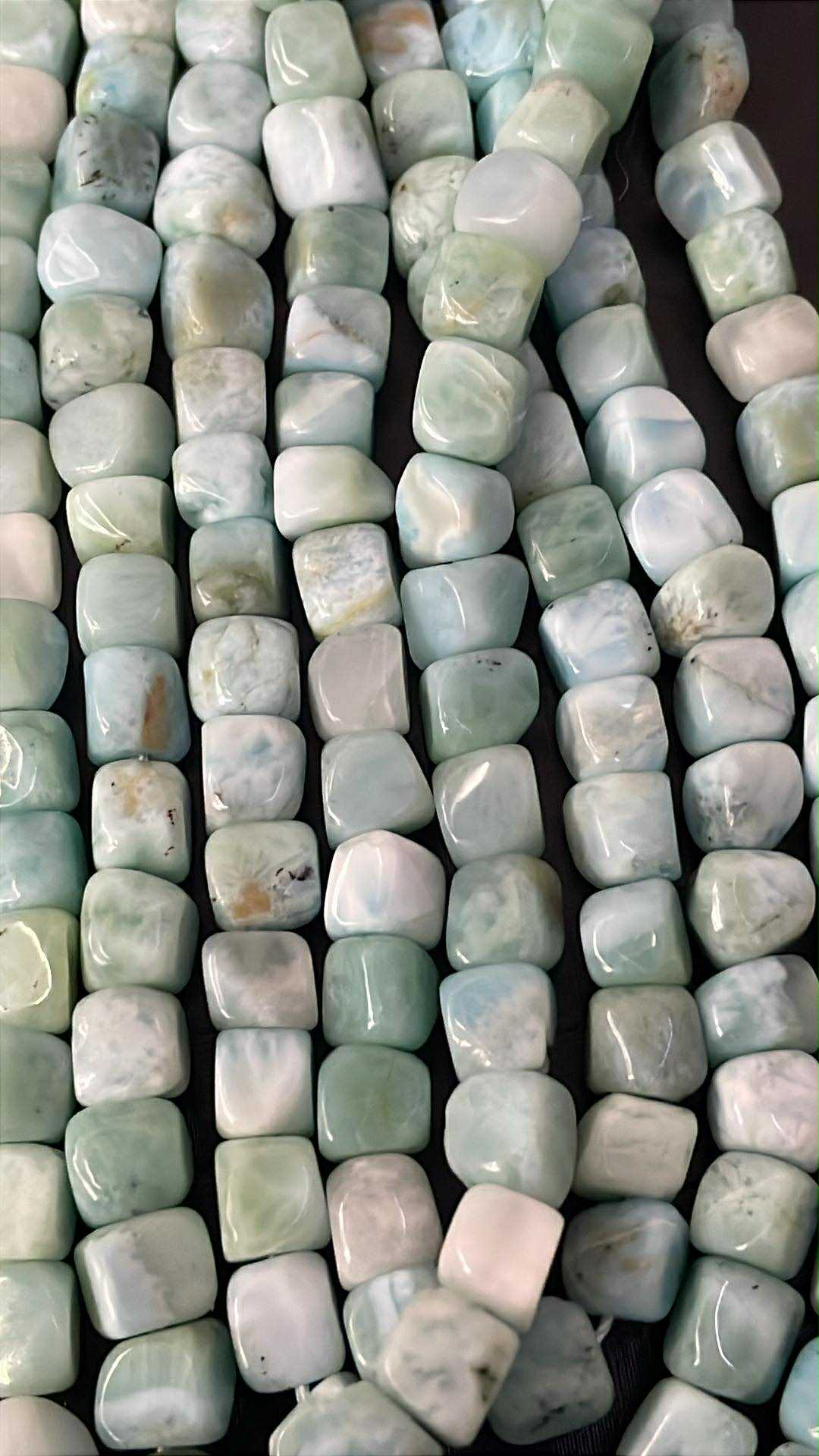 Brin de larimar cubique de forme libre d'environ 6 mm