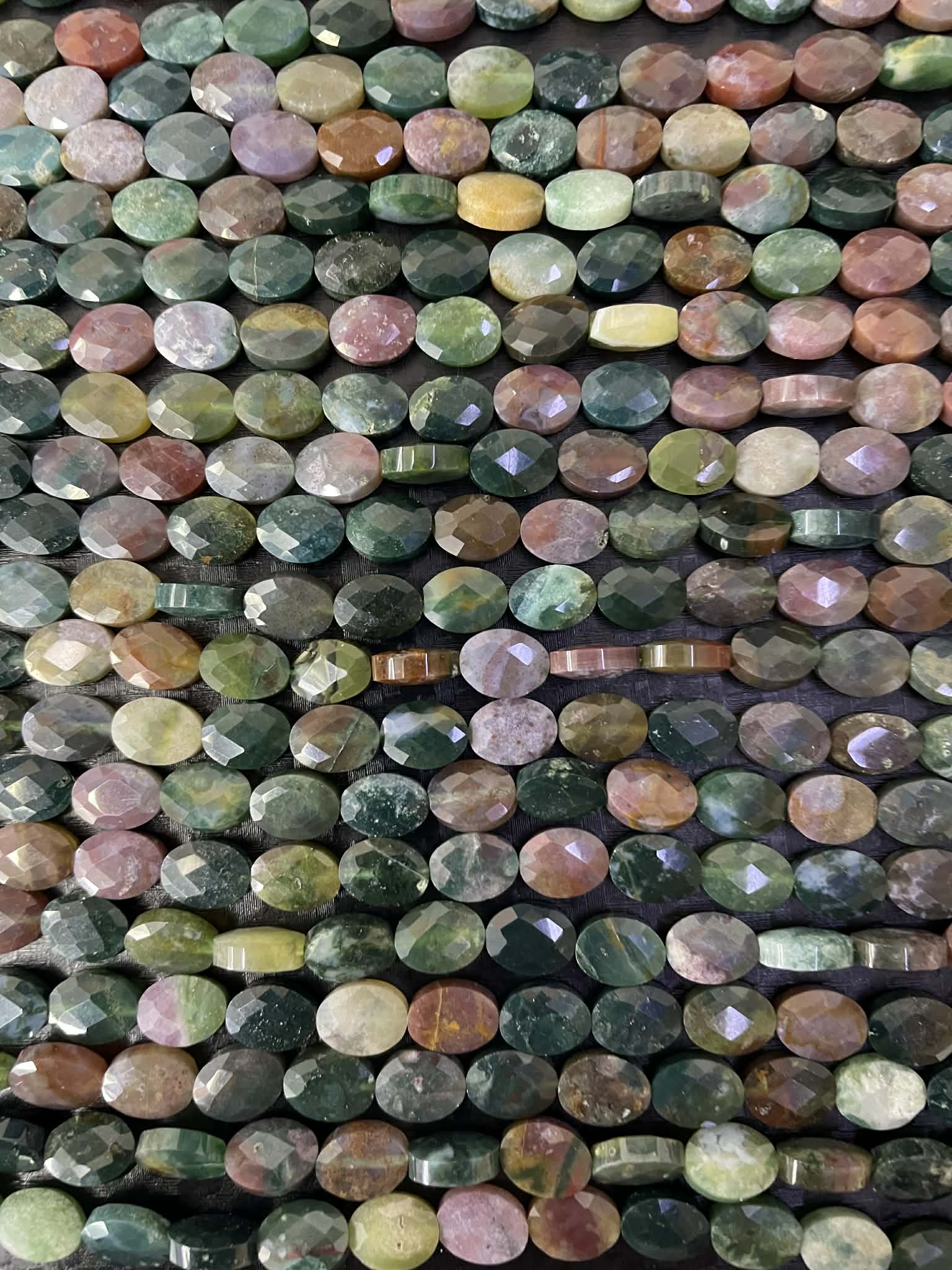 Agate mousse environ 8 mm x 6 mm facettée