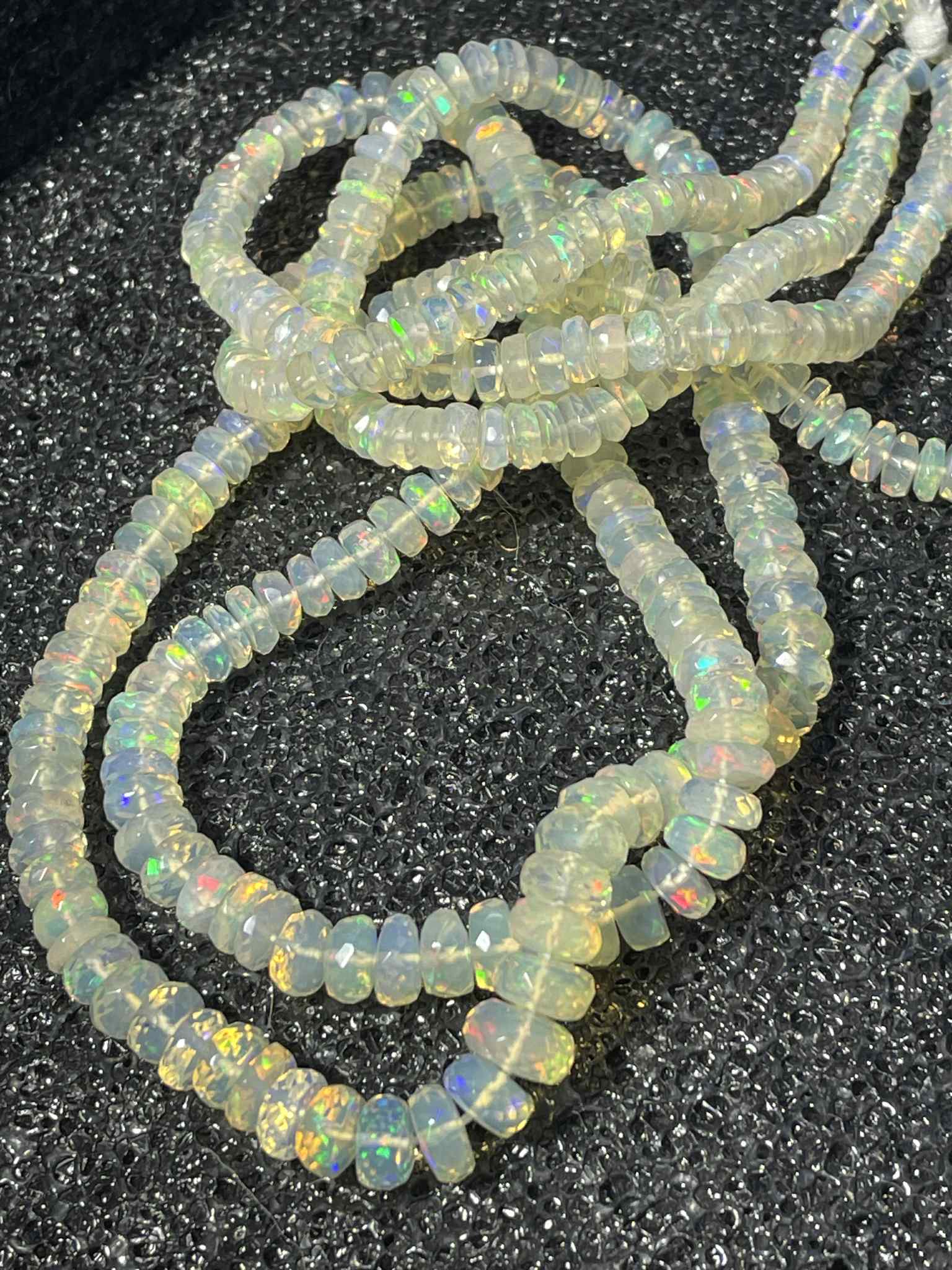 Opale précieuse facettée plate claire 4 - 7 mm TOP