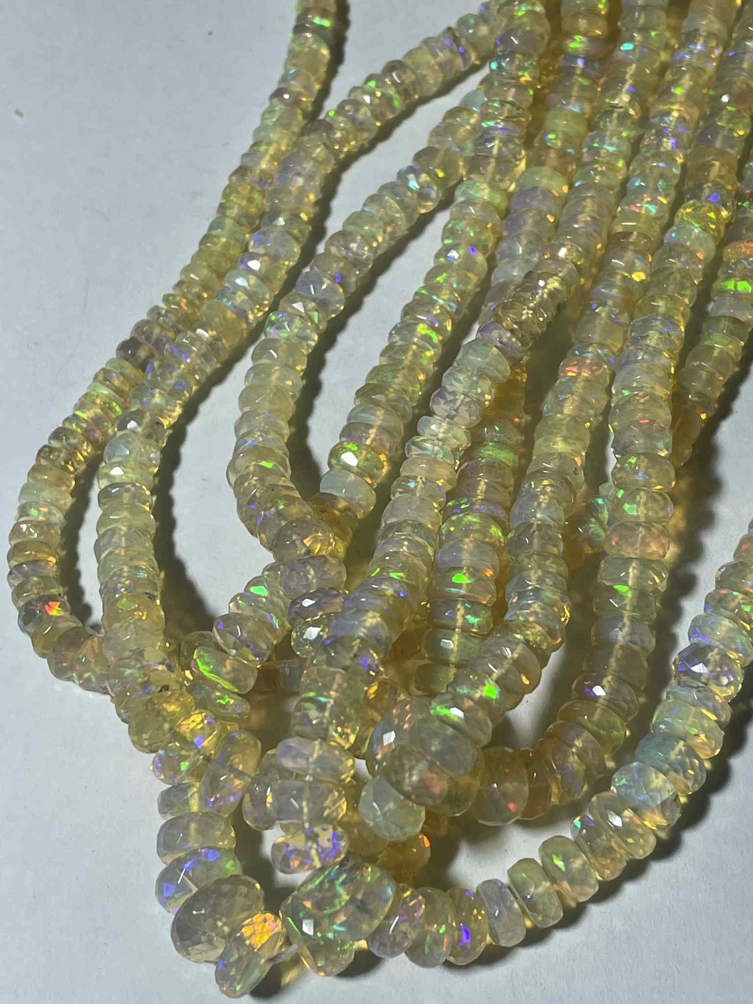 Opale légèrement rougeâtre facettée 4 - 7 mm dégradé TOP