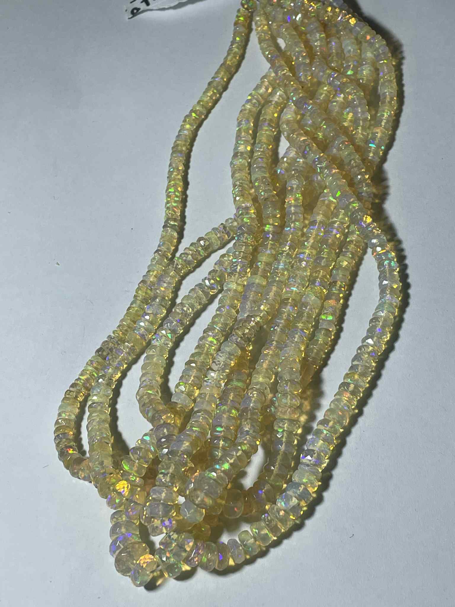 Opale légèrement rougeâtre facettée 4 - 7 mm dégradé TOP