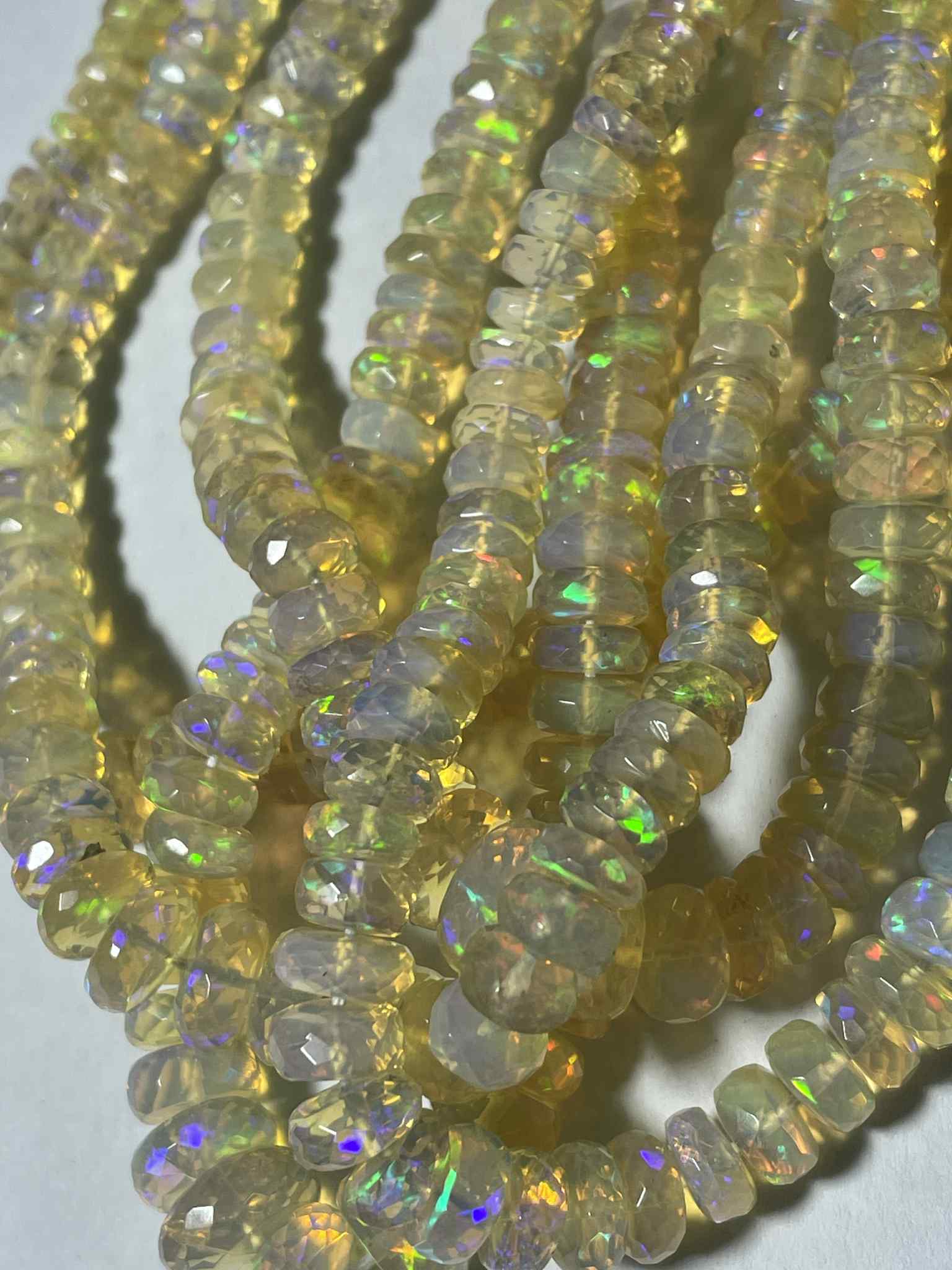 Opale légèrement rougeâtre facettée 4 - 7 mm dégradé TOP