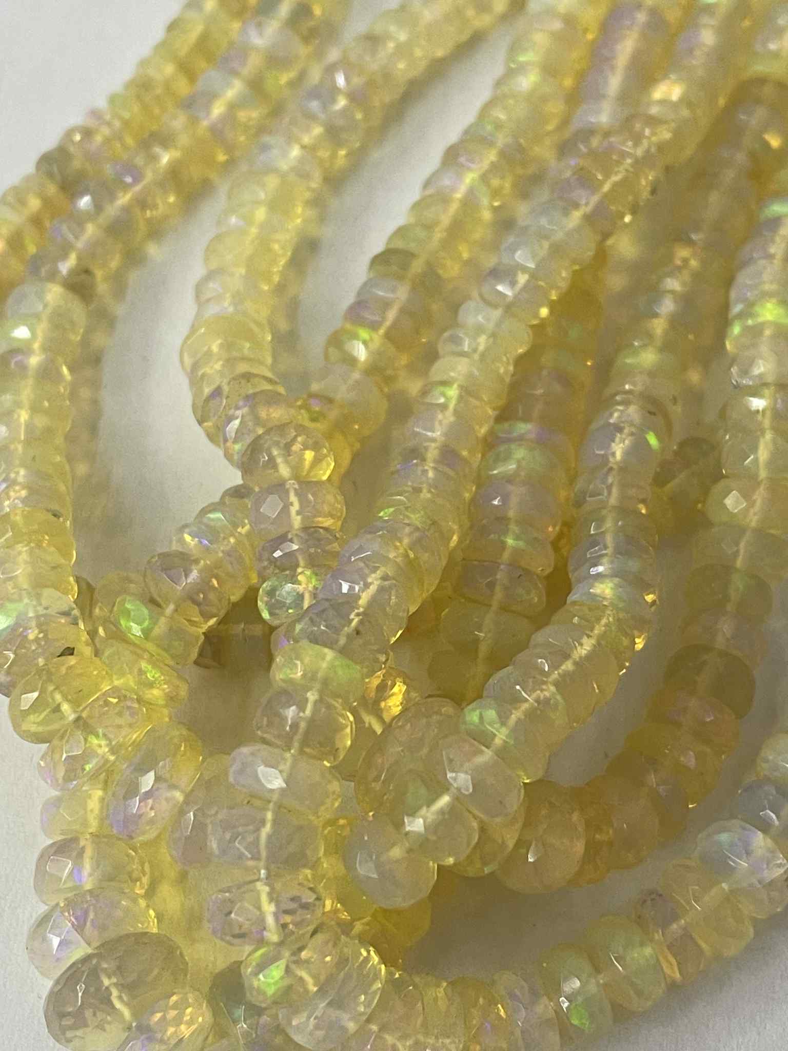 Opale légèrement rougeâtre facettée 4 - 7 mm dégradé TOP