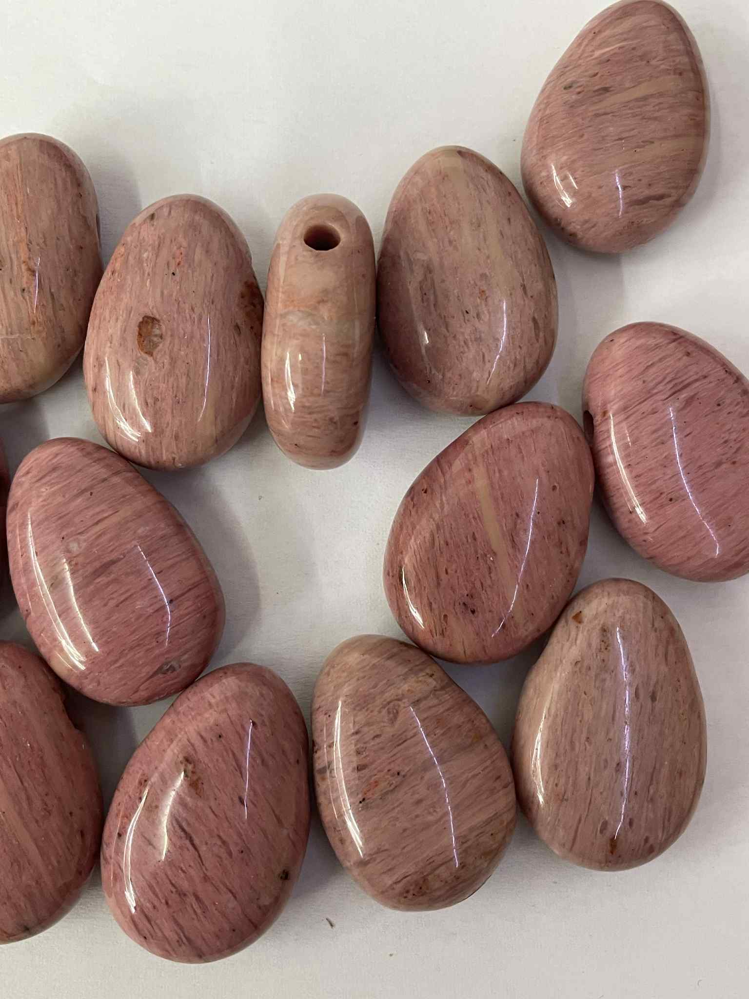 Pendentif en pierre roulée rhodonite percée Peru