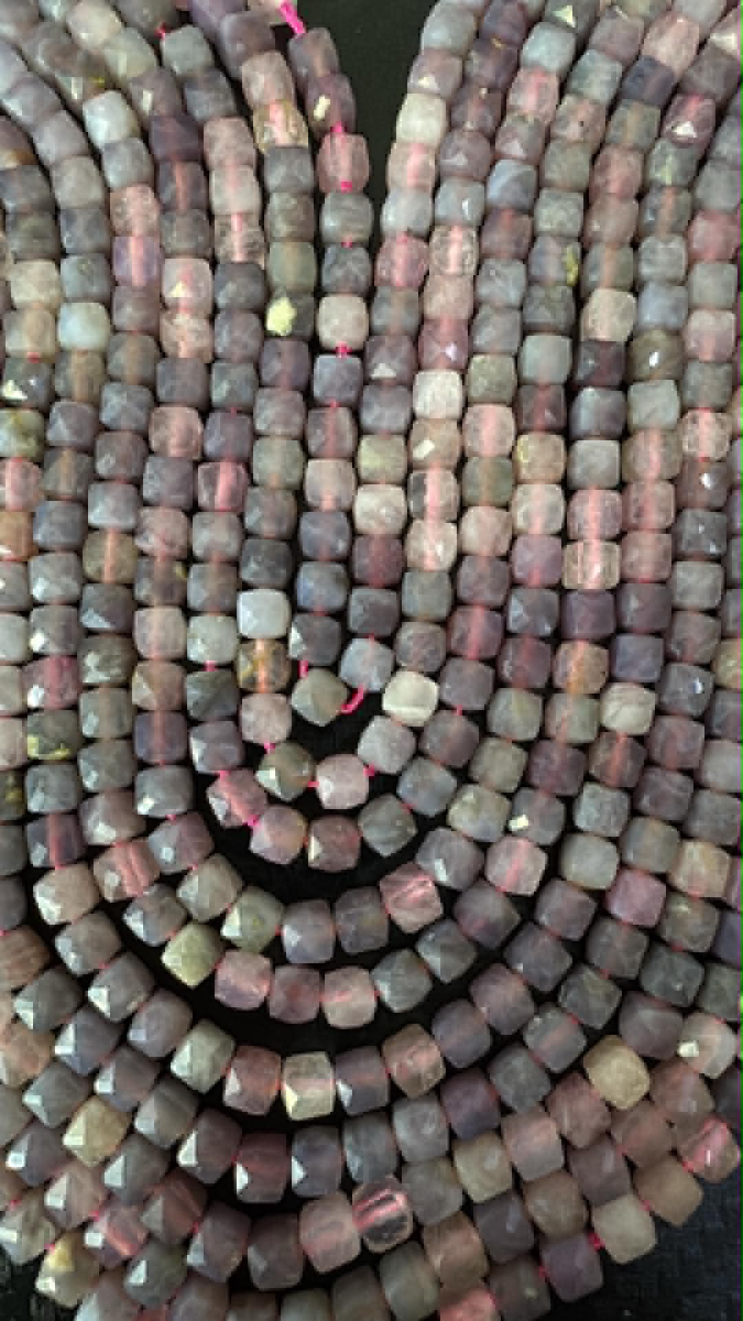 Turmalin Rot mit Lepidolith Würfel 4mm