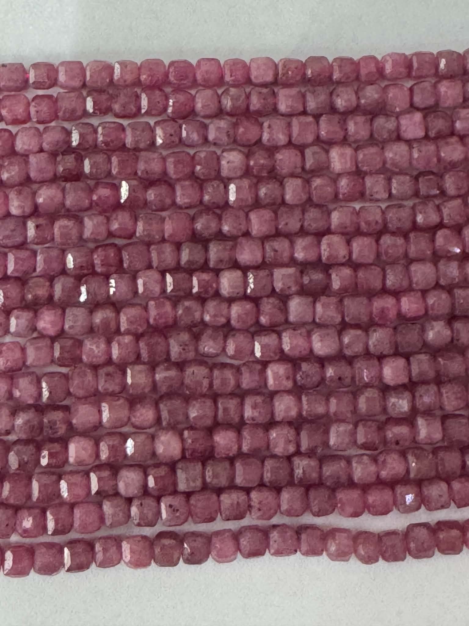 Rubis en cubes facettés env. 3 mm