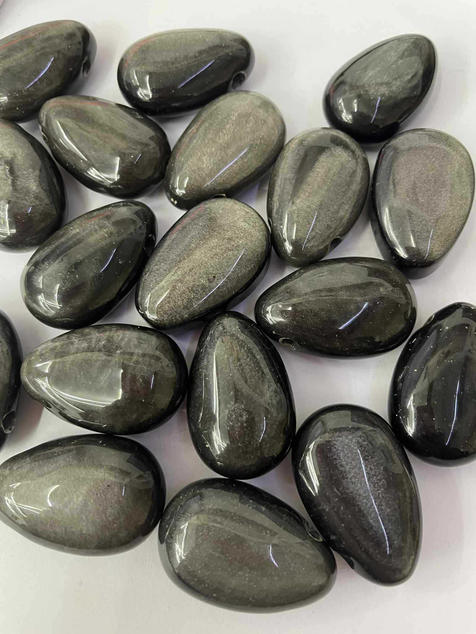 Pierre roulée en obsidienne argentée percée