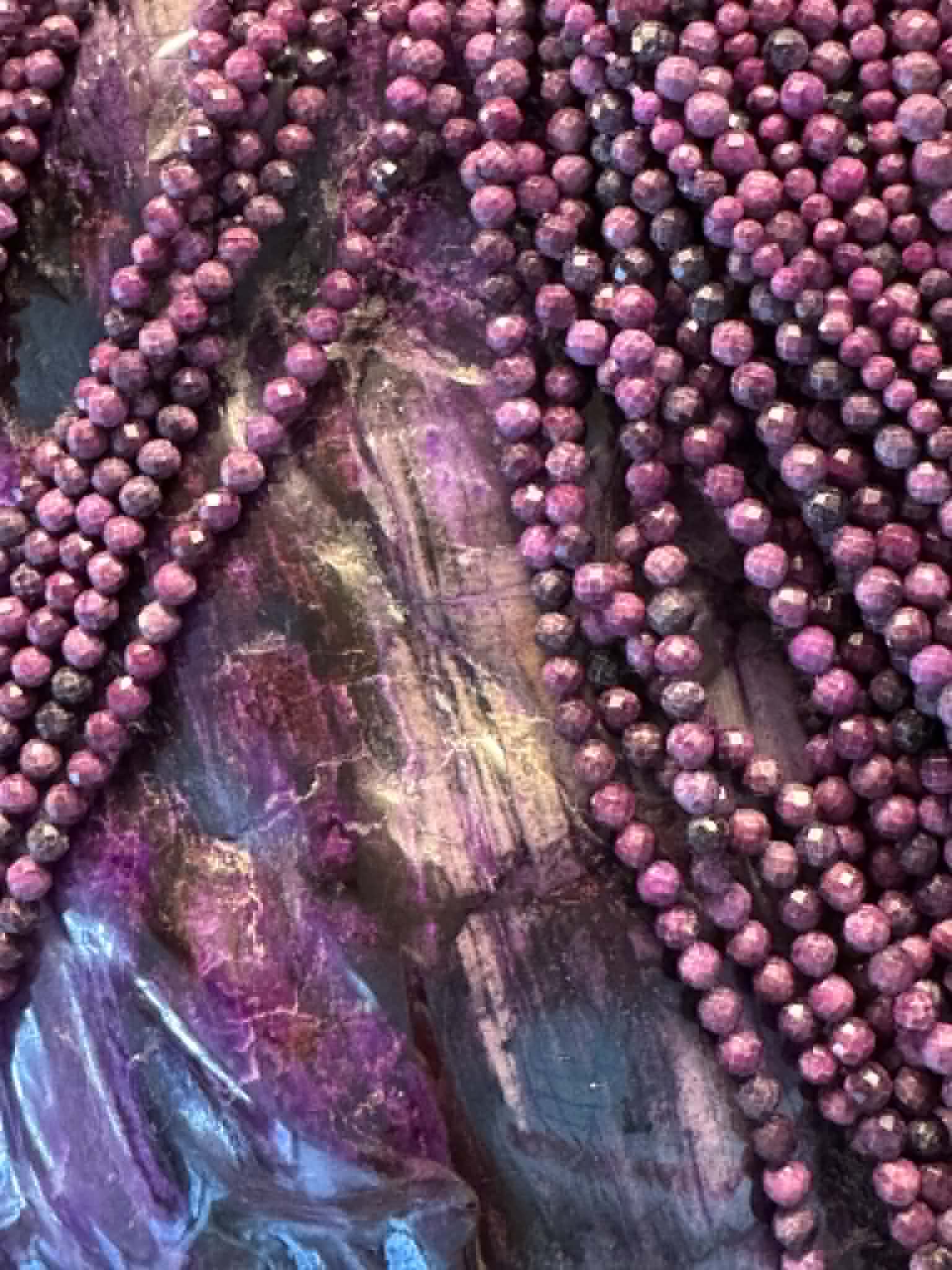 Rangs de perles en sugilite facettée 4 mm, qualité bijouterie, Afrique du Sud