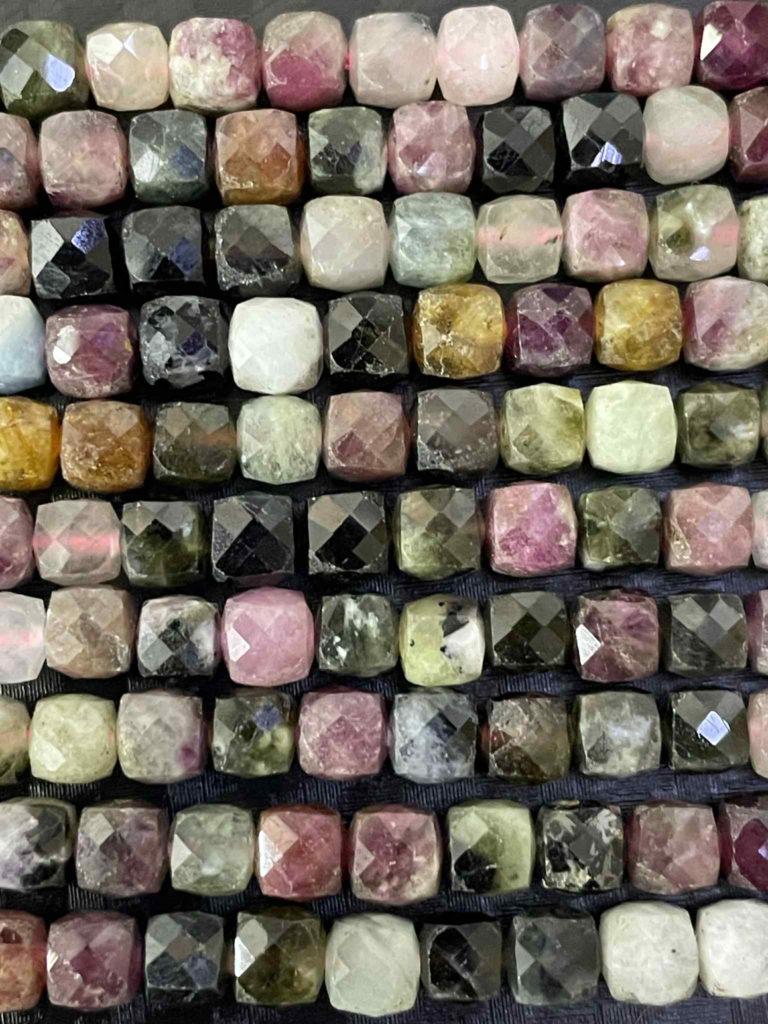 Fil de cubes facettés en tourmaline multicolore env. 4 mm