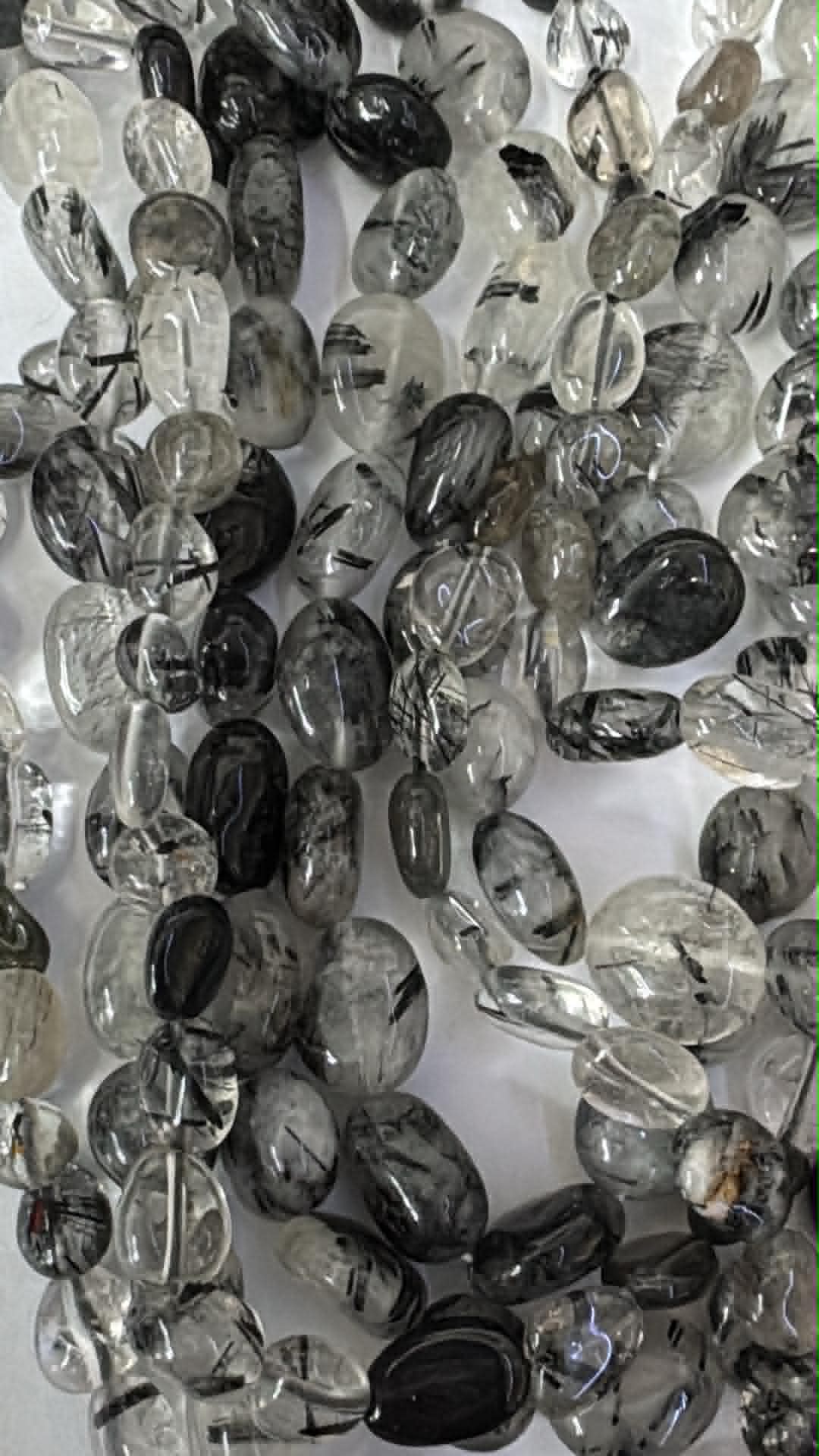 Rang de quartz tourmaliné en formes libres